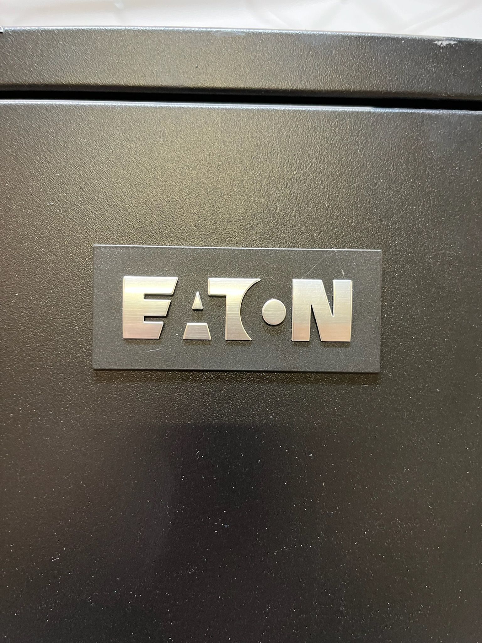 Eaton rafhlöðuskápur 6