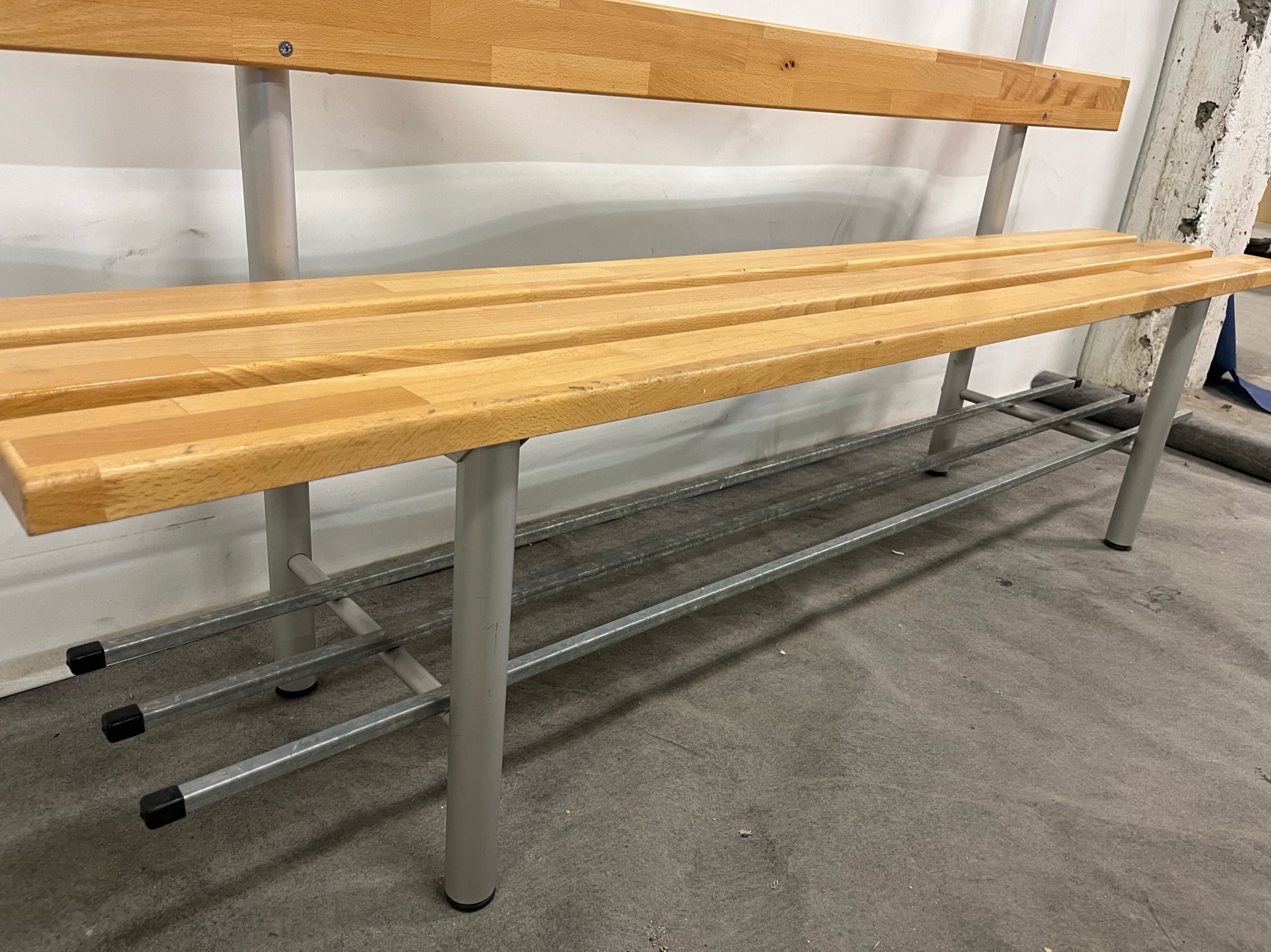 SELT / SOLD Fatahengi með bekk - Mál: B180 x H170 x D40 sm. - (2 stk.) 2