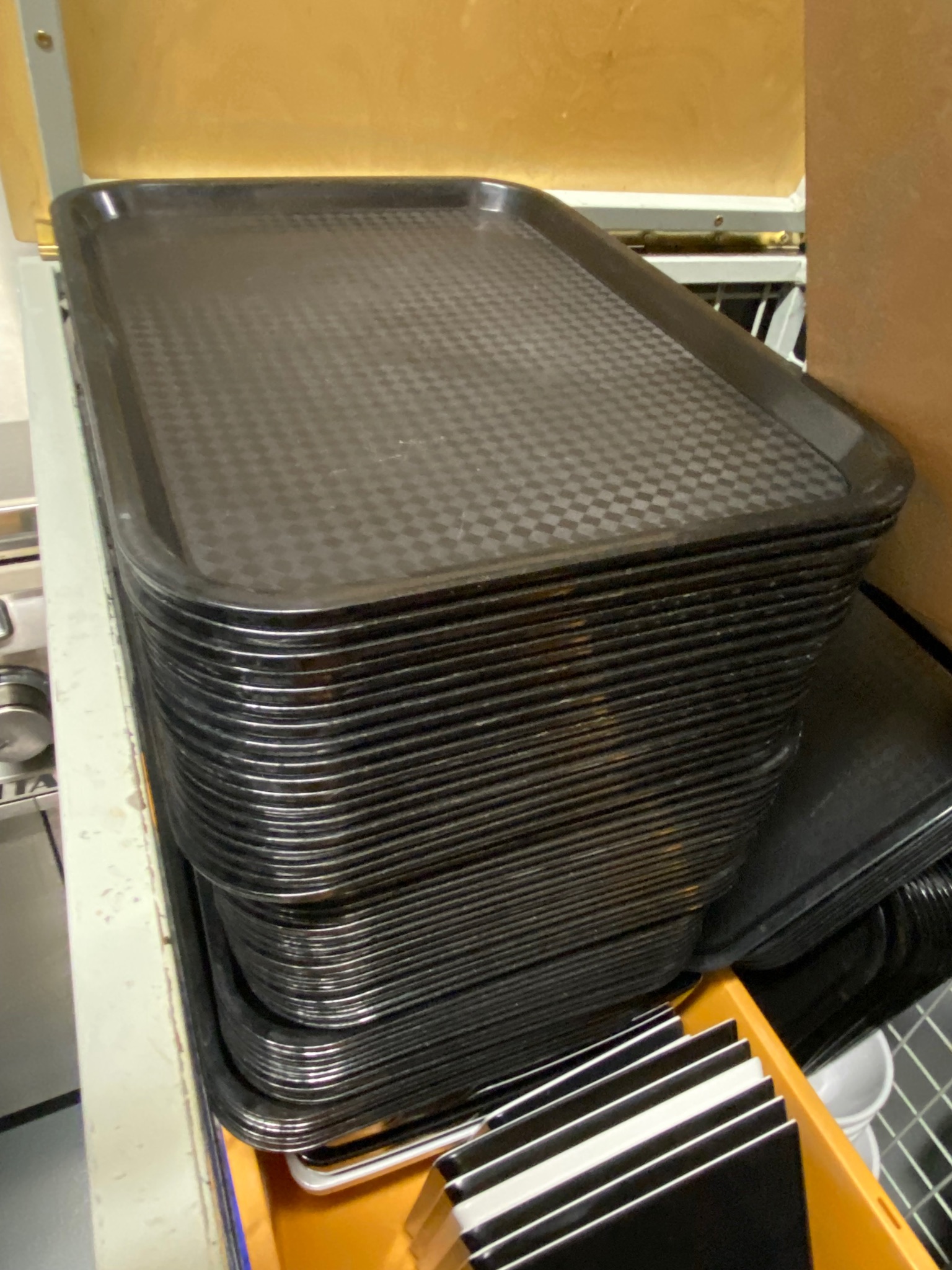 SELT / SOLD Plastbakkar svartir - B41 x D31 sm. (40 stk.)