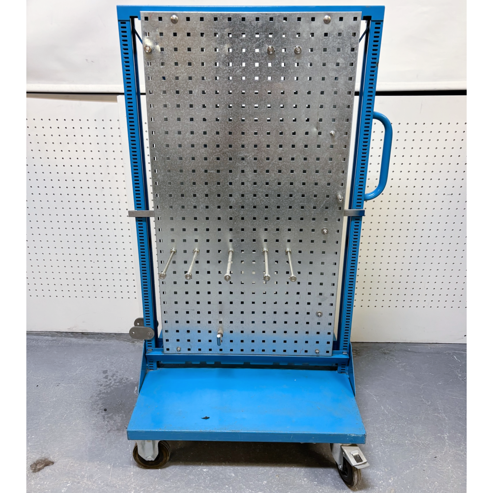 SELT / SOLD Verkfærarekki á hjólum
