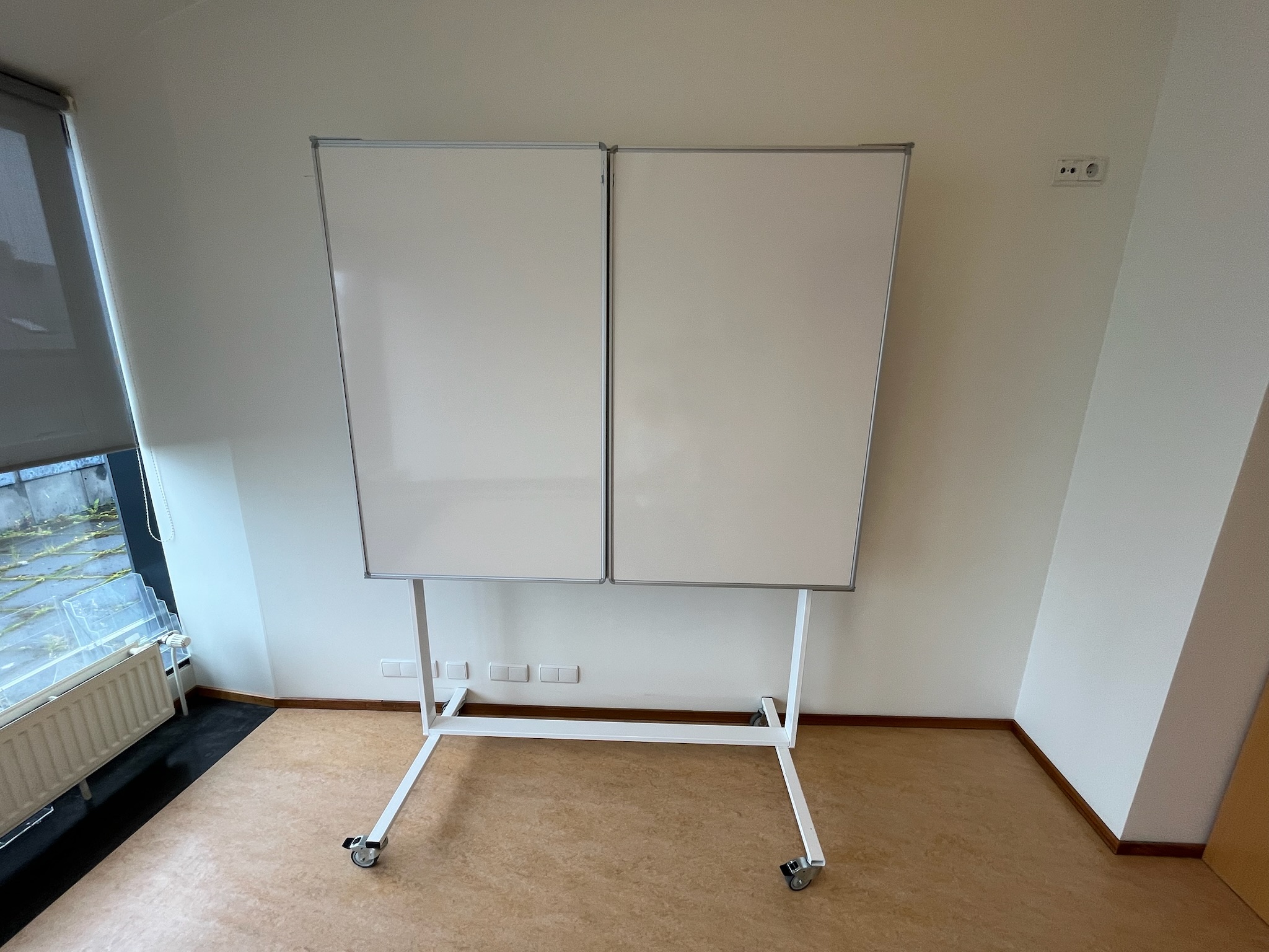 SELT / SOLD Þreföld tússtafla á hjólum, B150/300xH190sm.