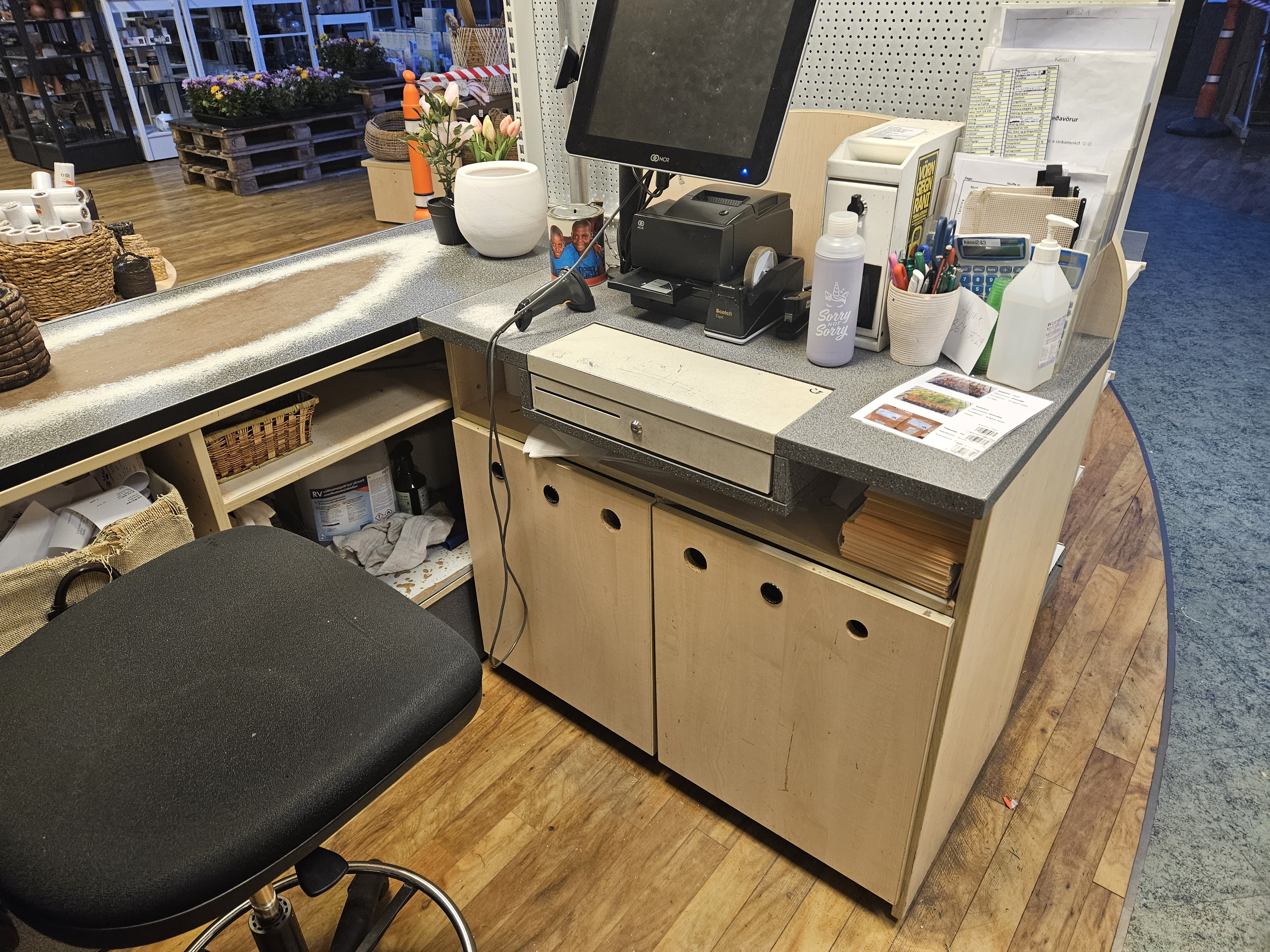 SELT / SOLD - Móttökuborð - búðarborð - verslunarborð 4 metrar 4