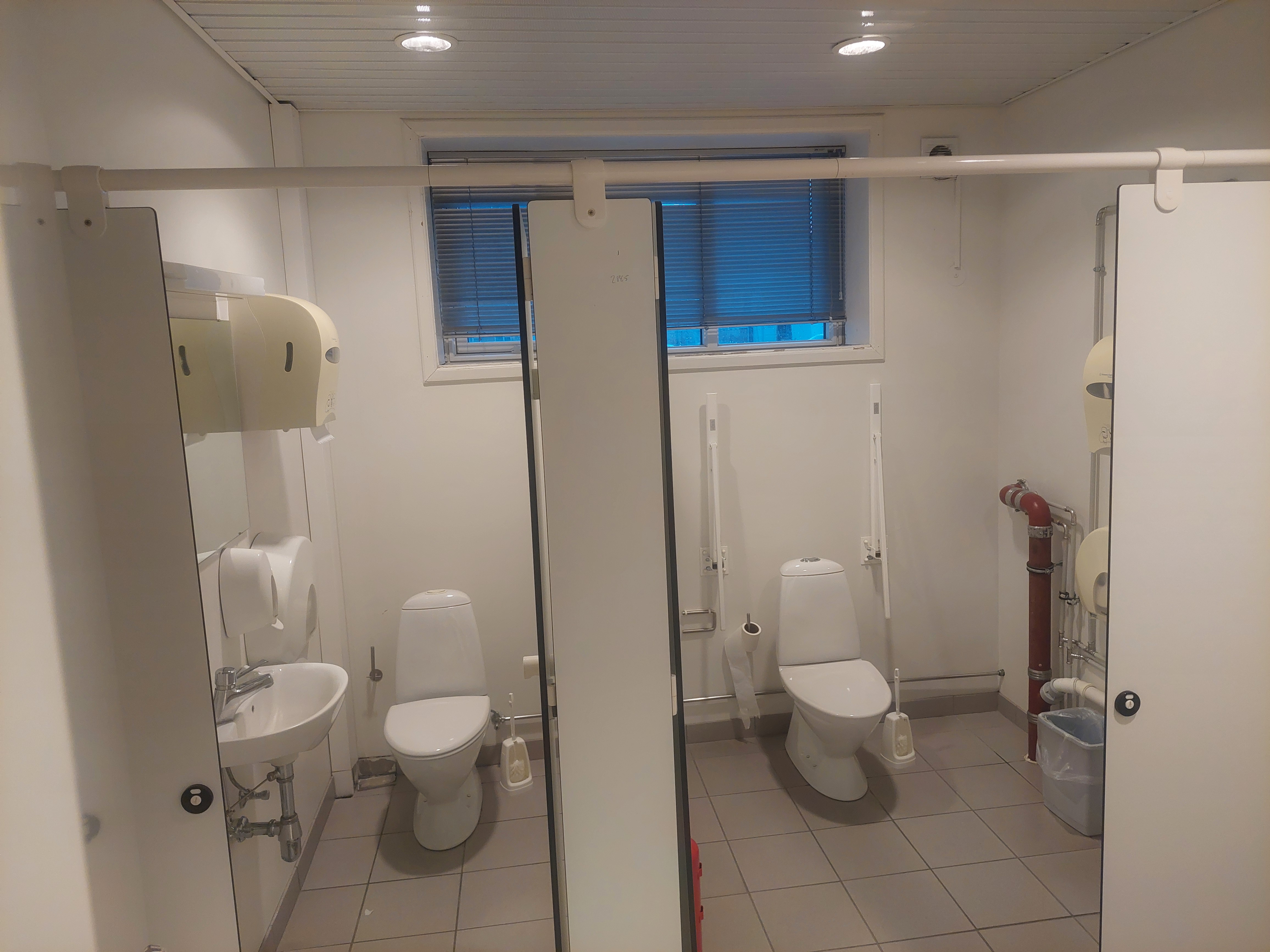 SELT / SOLD - WC skilrúm/hurðir - fyrir alls 10 klósett - Fantófell 12