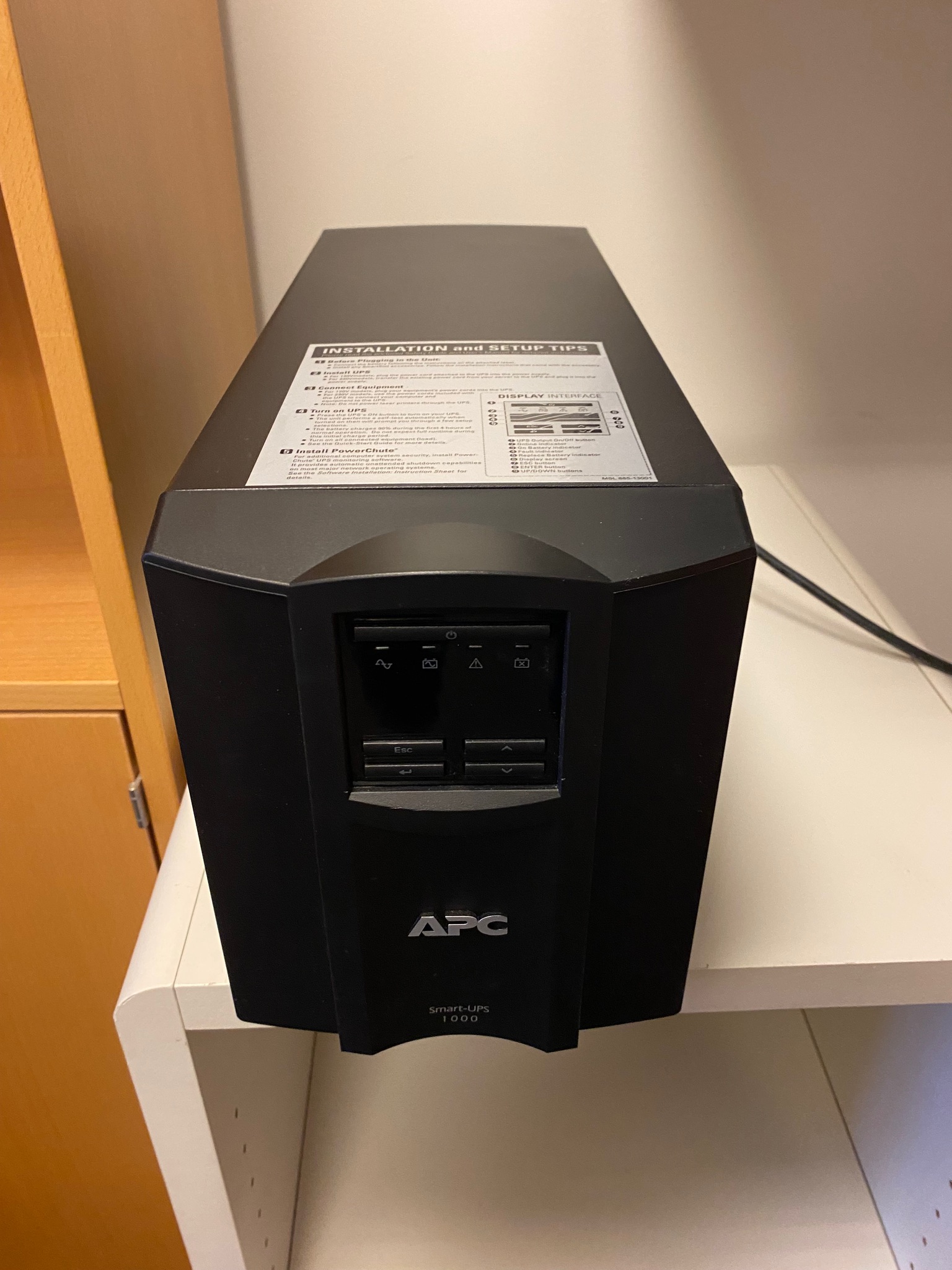 SELT / SOLD Tölvuskápur - serverskápur ásamt APC Smart-UPS 3