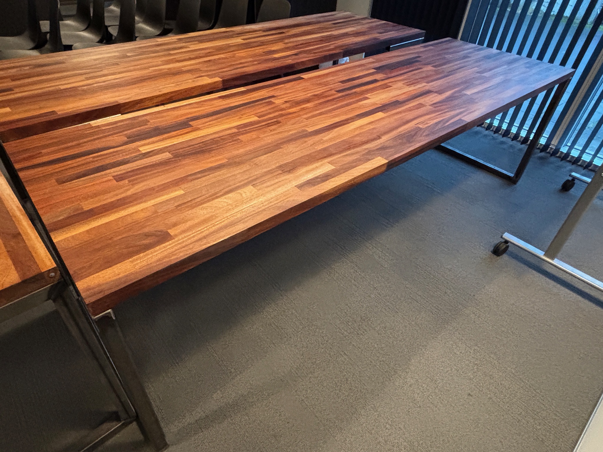 SELT / SOLD Eikarborð með stálfótum, B256 x D80 x H75 sm.