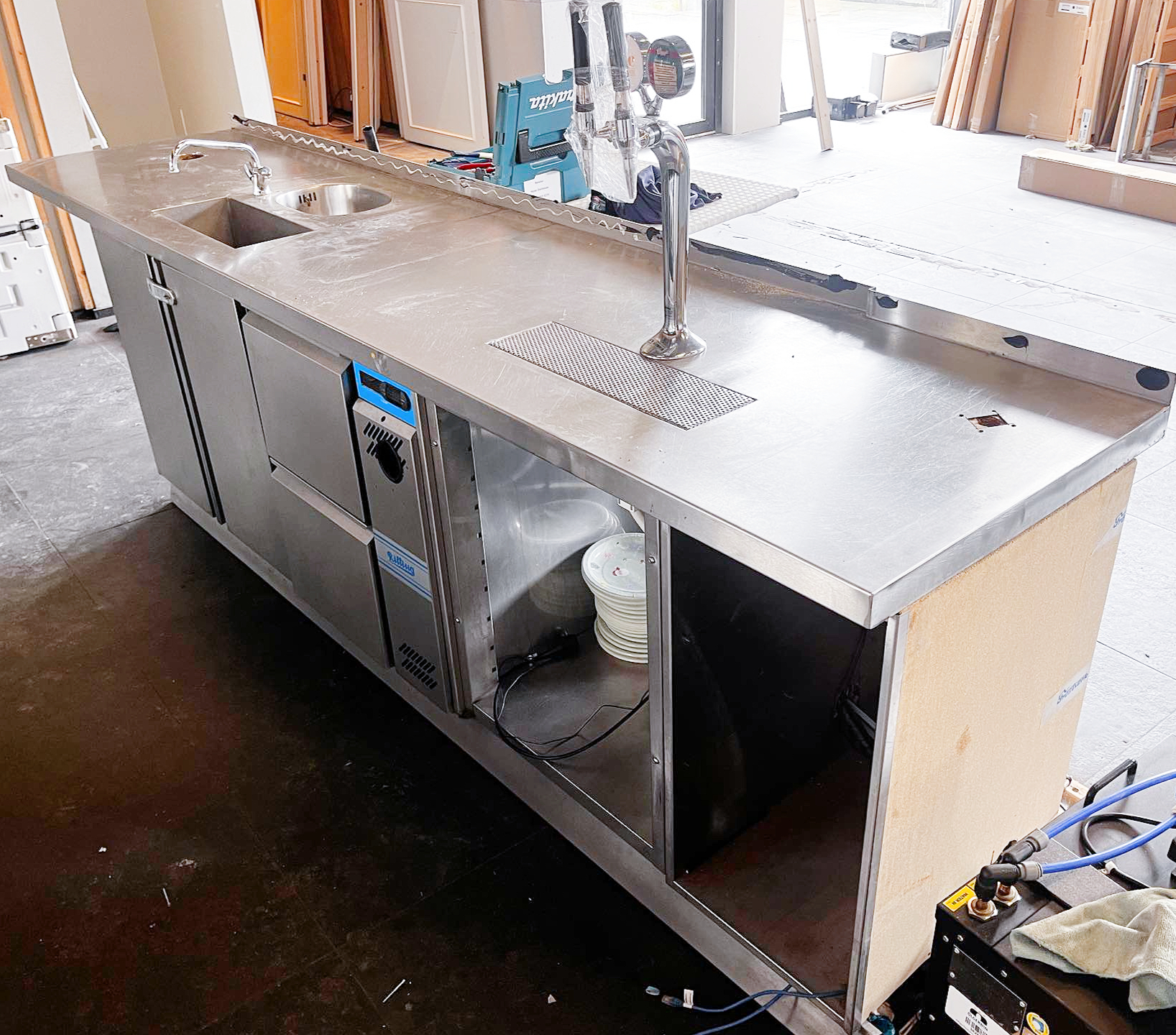 SELT / SOLD Bar/preppborð - bjórdæla - kælir - vaskur B320 x D70 x H91 sm.