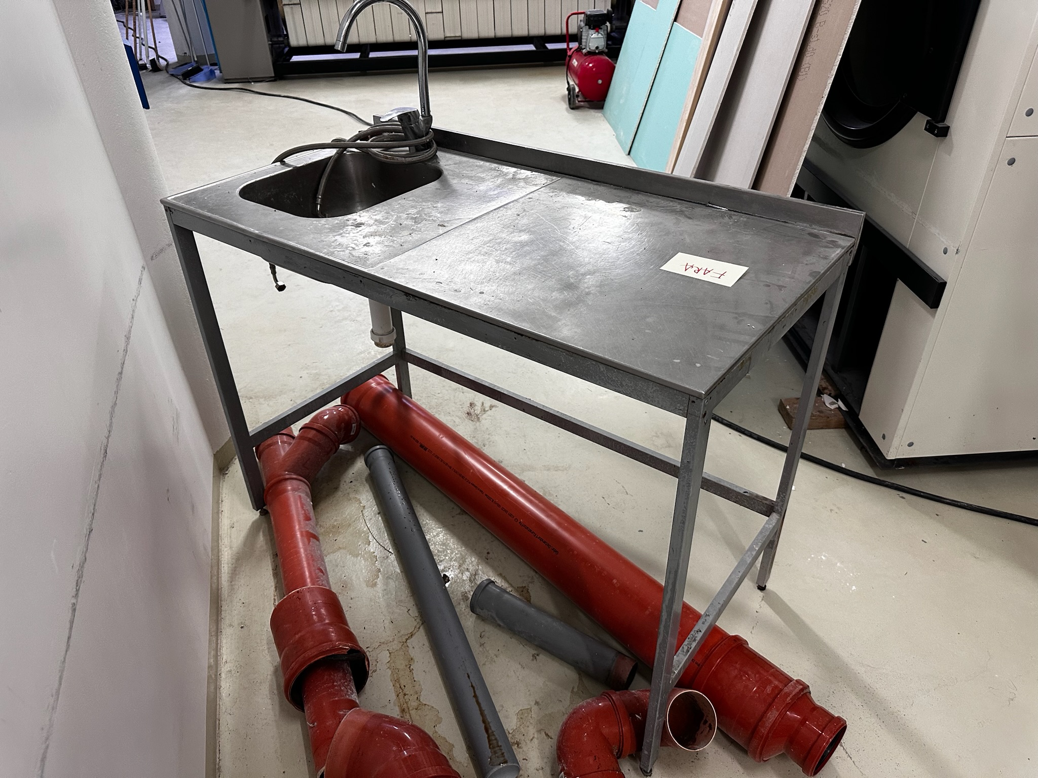 SELT / SOLD - Stálborð m/vaski og blöndunartæki, B127 x D65 x H93 sm.