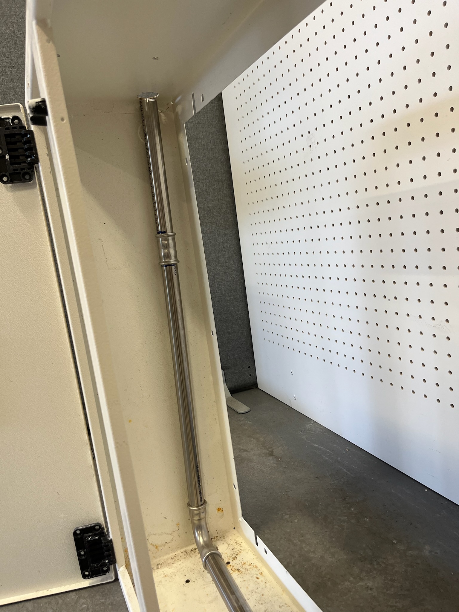SELT / SOLD Brunaslanga í kassa, 30m. 7