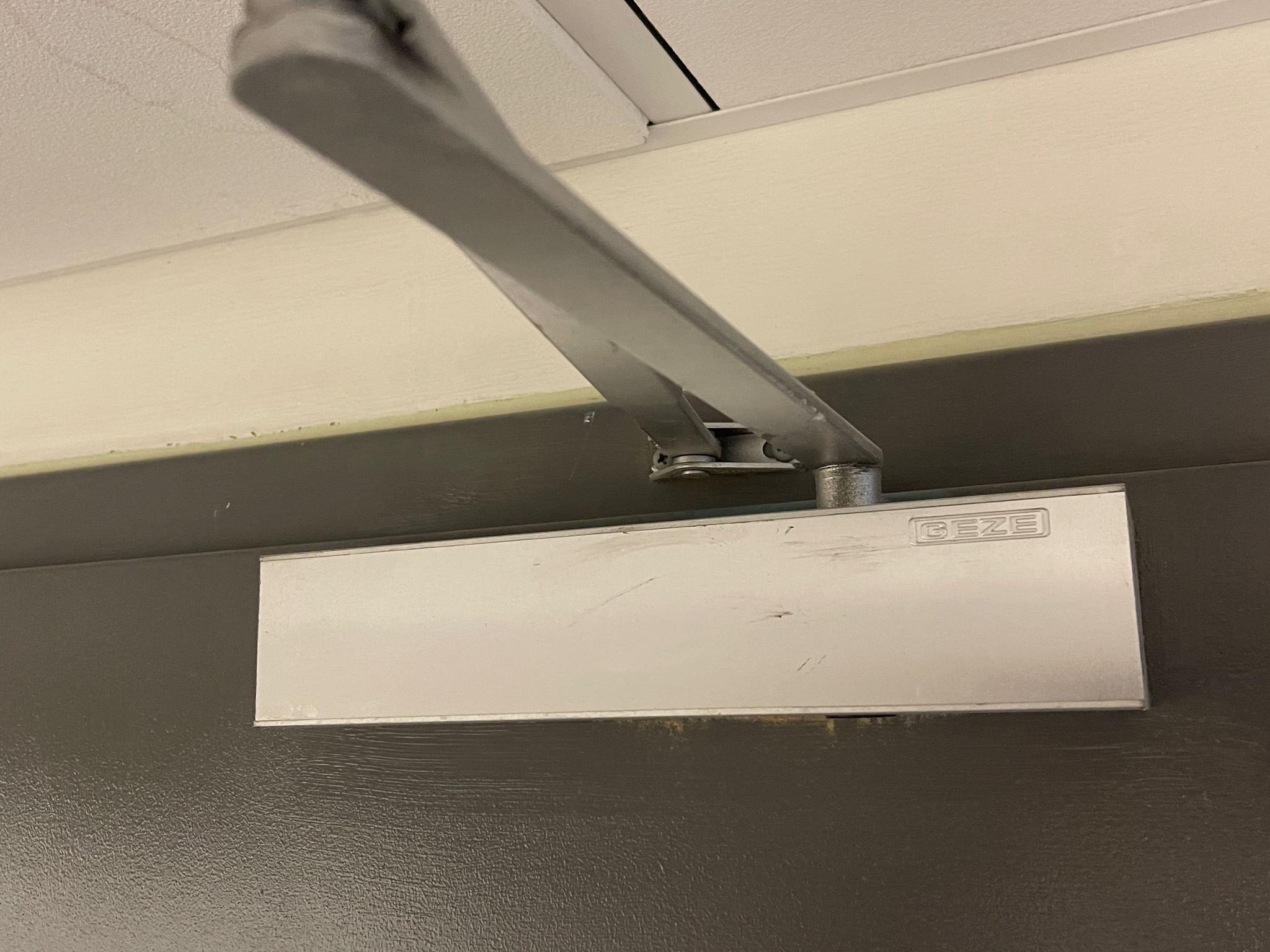 SELT / SOLD Eldvarnarhurð tvöföld í ramma með pumpu, H204,5 x B158,5 x Þ28 2
