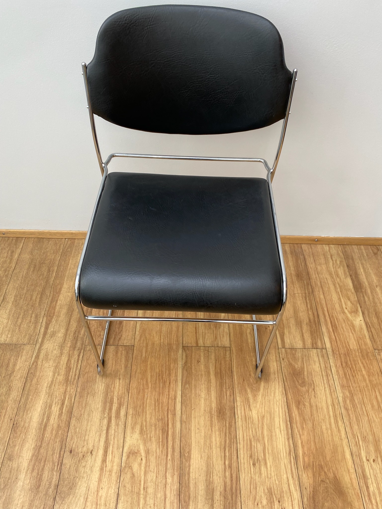 SELT / SOLD Fundar/biðstofustólar - leður - staflanlegir (43 stk.) 2