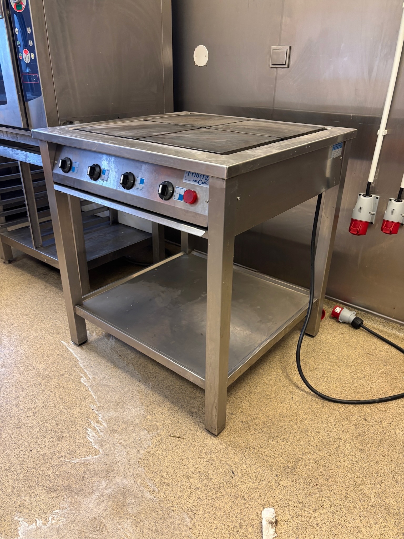SELT / SOLD Fribergs flatpanna frá Fastus, H87 x B80 x D77 sm. 2