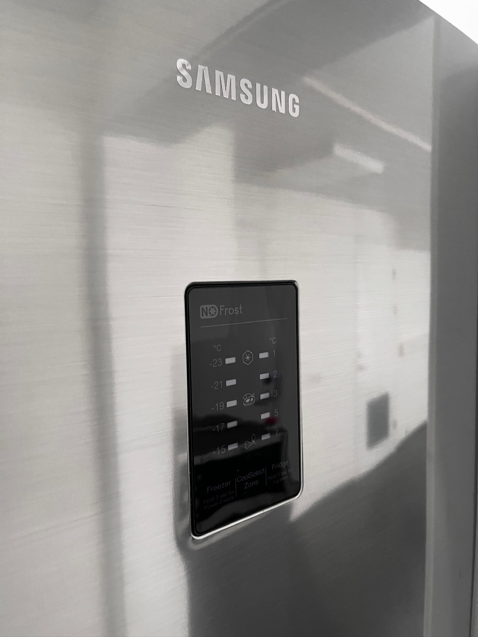SELT / SOLD Samsung ísskápur með frysti, H185sm. 4