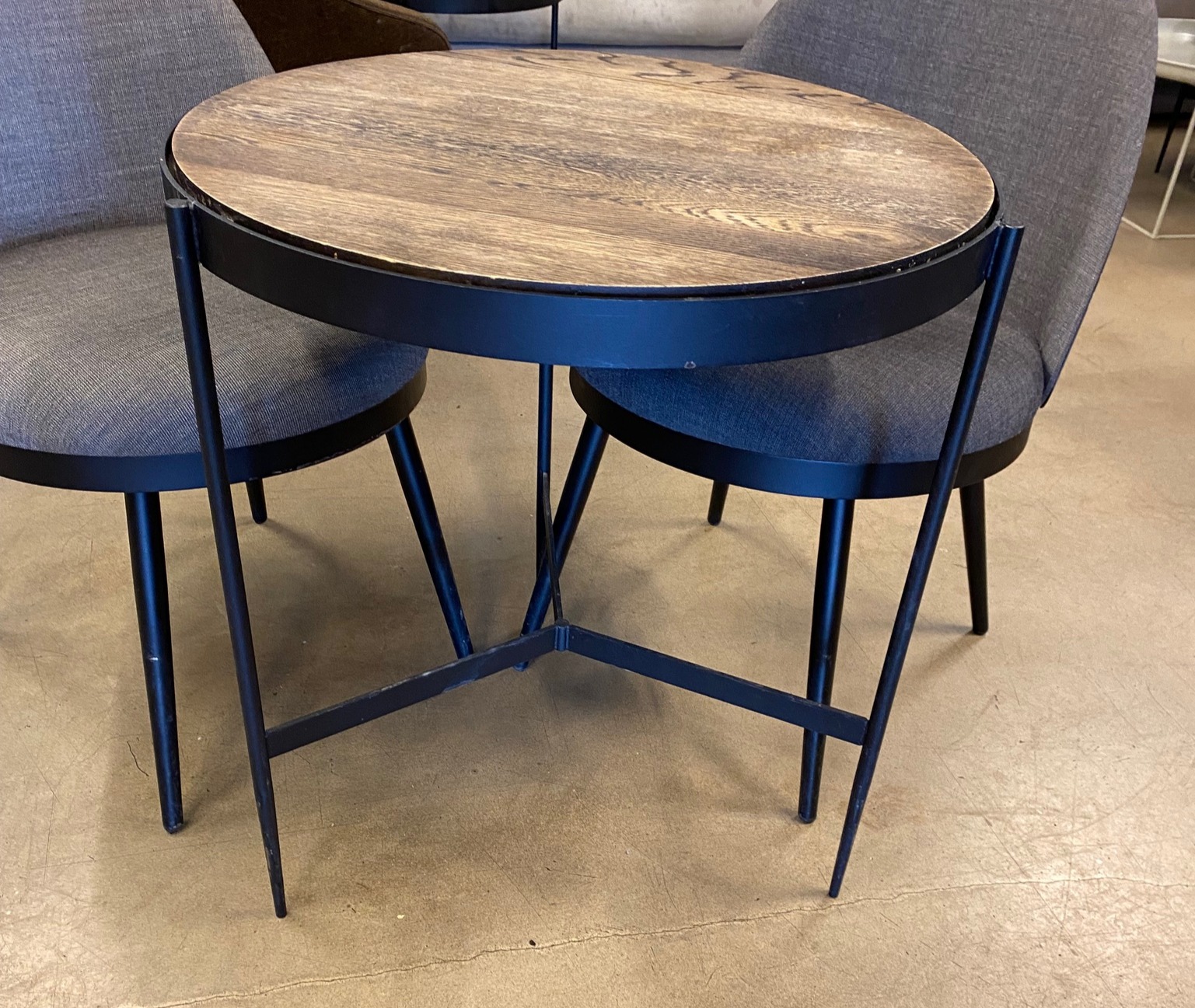 SELT / SOLD Viðarhringborð, B62,5 x H70 sm.