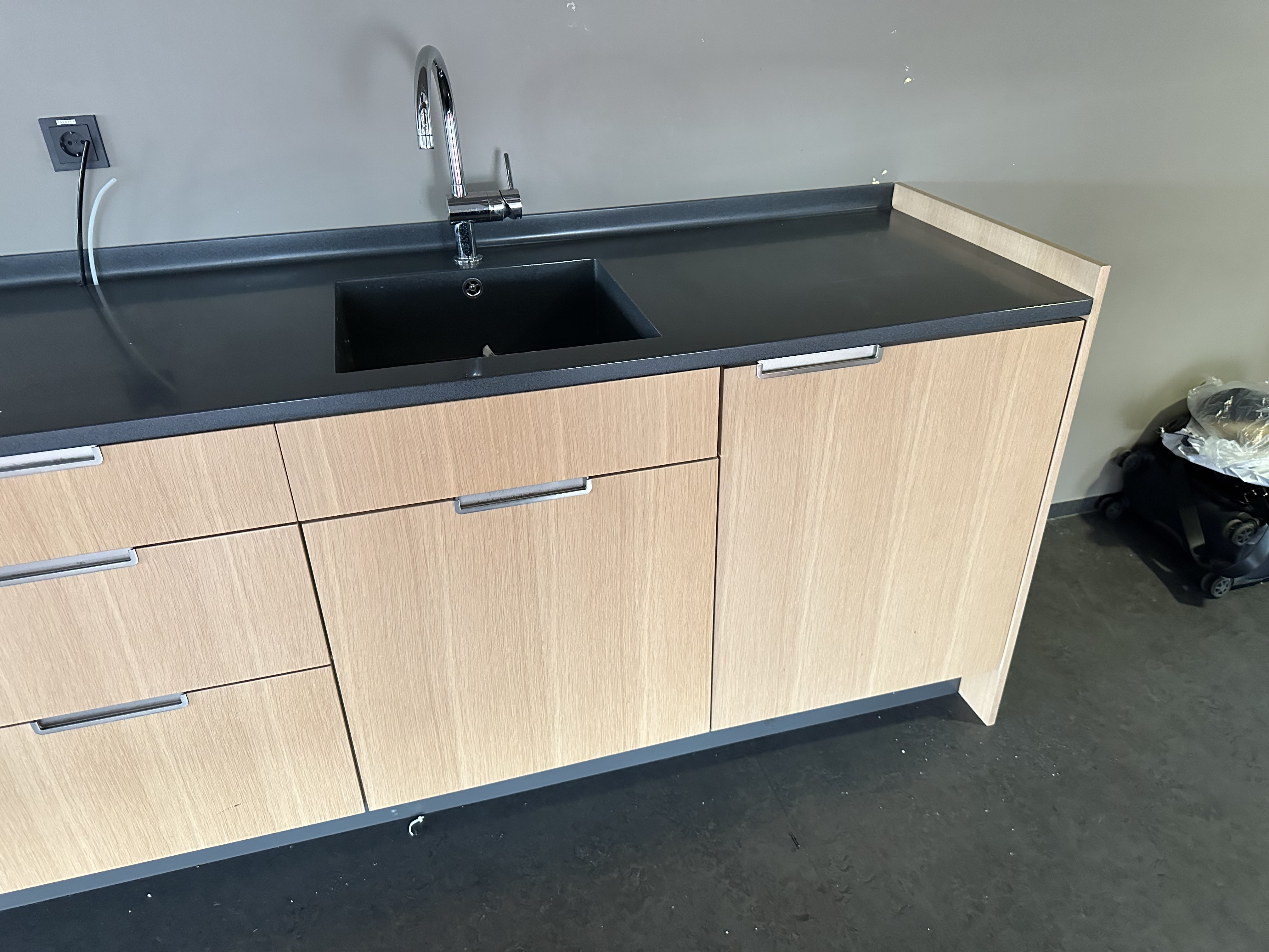 SELT / SOLD - Eldhúsinnrétting Quartz borðplötu innfeldum vask ísskáp - 3 2