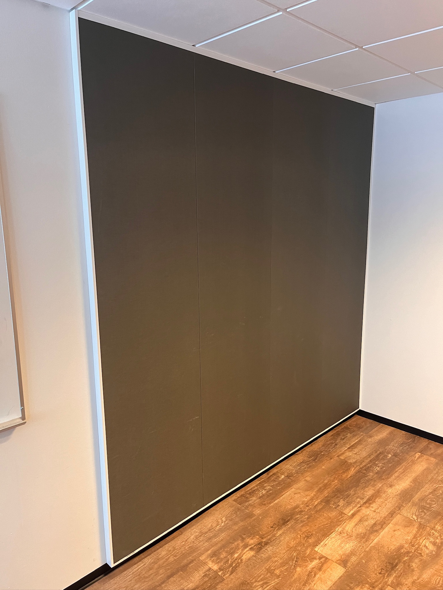 SELT / SOLD - Veggjaklæðning hljóðeinangrandi, H246 x B240 sm. 2