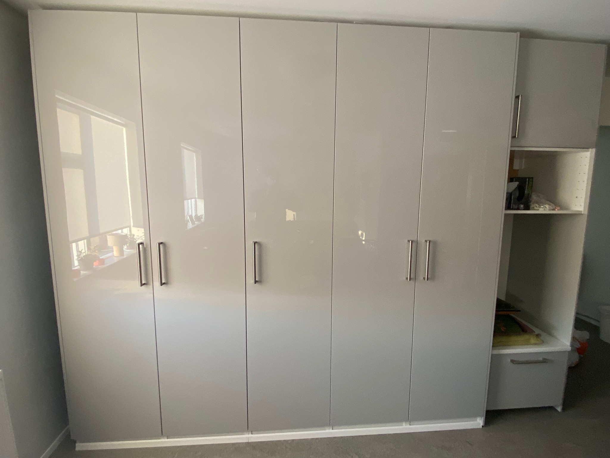 SELT / SOLD - Flott skápainnrétting, H238 x B313 sm. 3