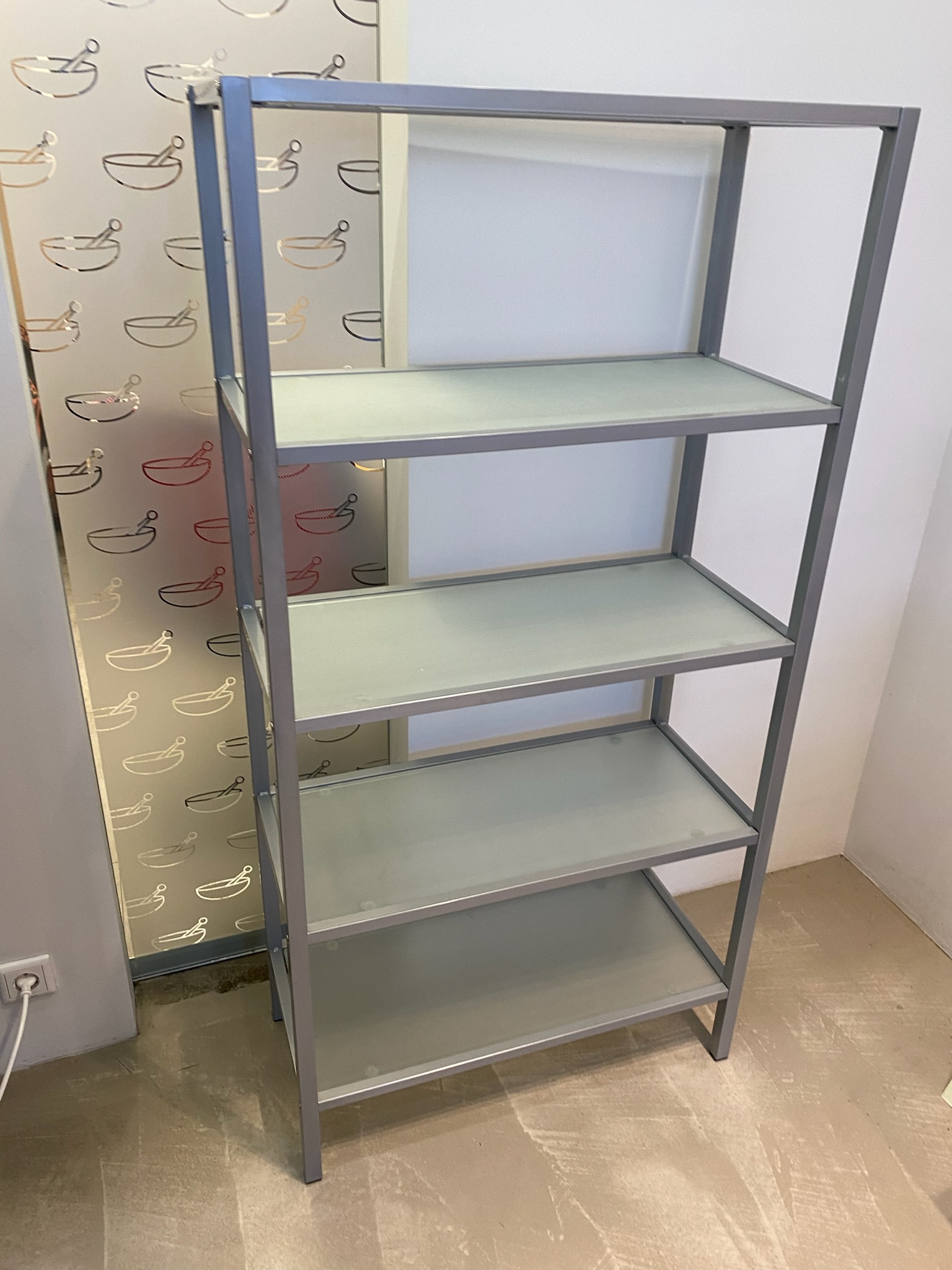 SELT / SOLD Hillueining með gler hillum 2