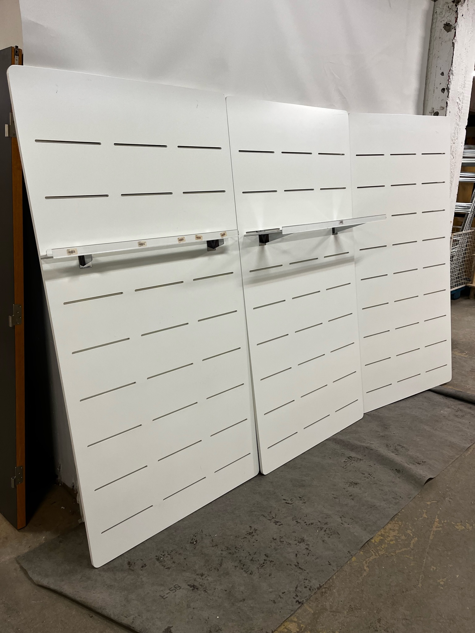 SELT / SOLD Vöruveggur - panelveggur fyrir pinna - hillur H200sm. x B100sm. 2