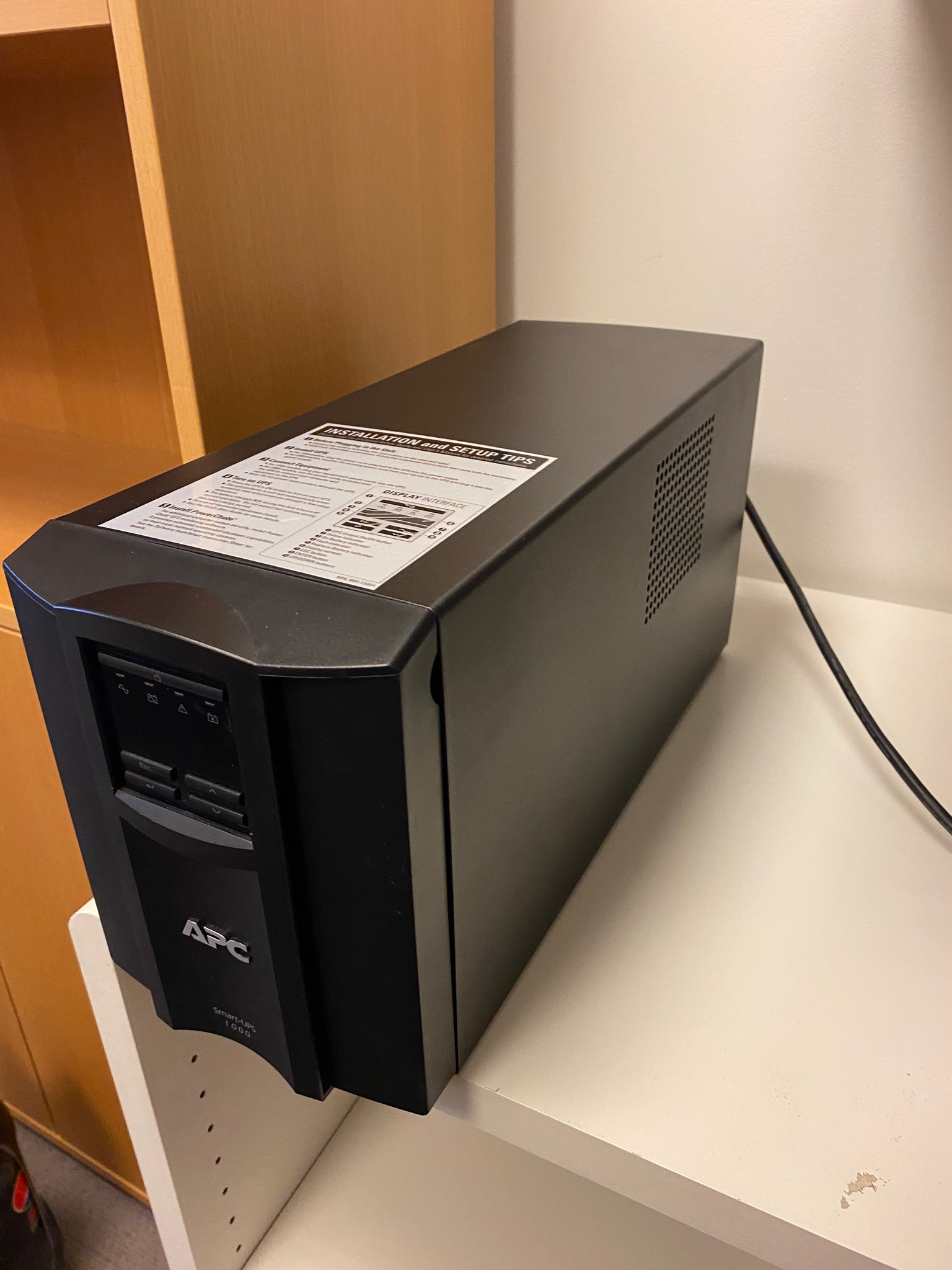 SELT / SOLD Tölvuskápur - serverskápur ásamt APC Smart-UPS 2