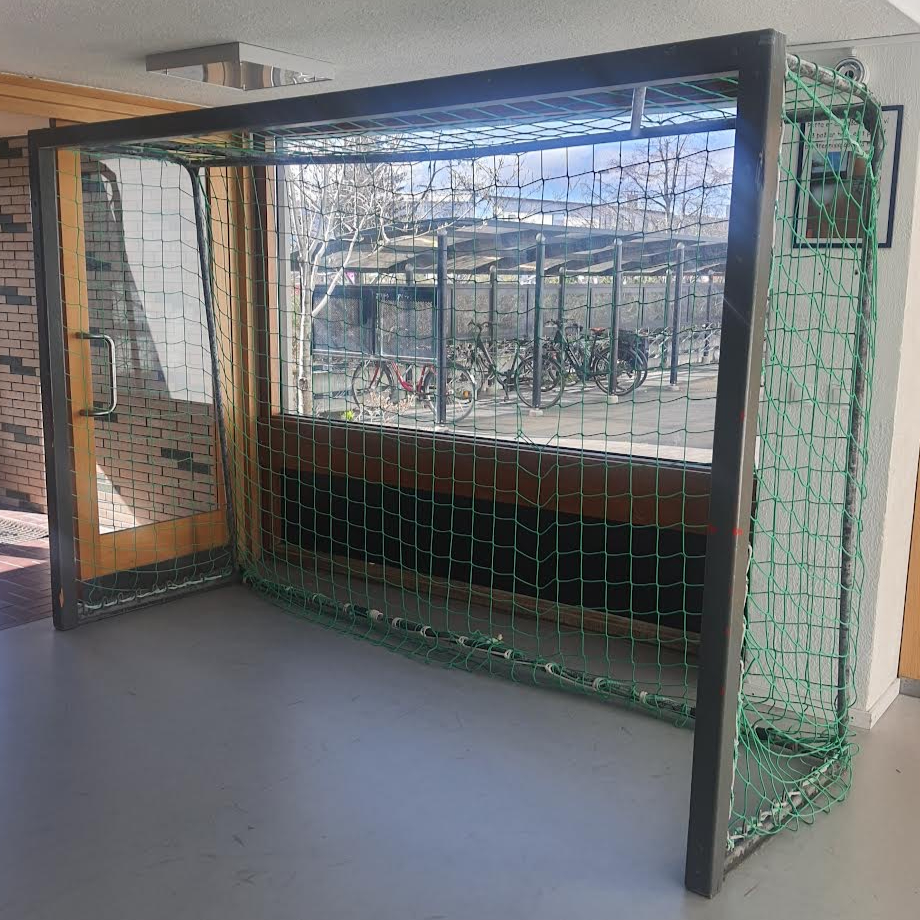 SELT / SOLD Íþróttamark , H208xB315sm.
