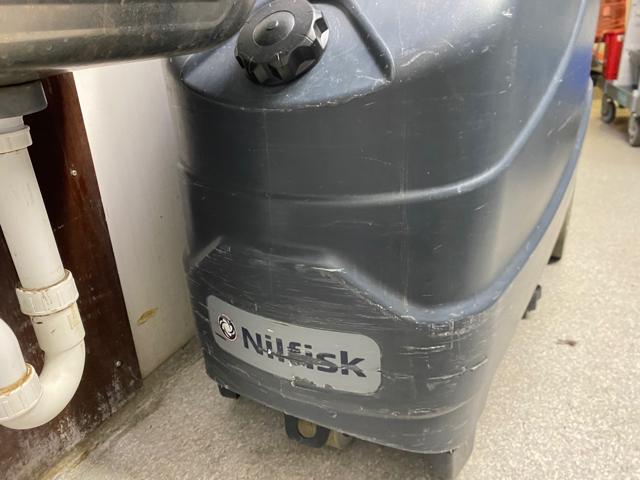 SELT / SOLD - Nilfisk þrifbíll með varahlutum 3