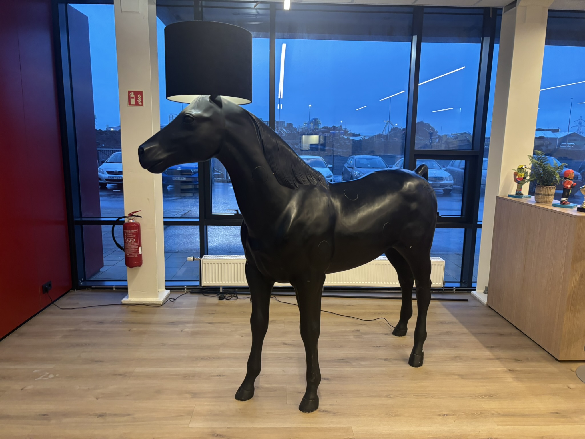 SELT / SOLD - Moooi Horse Lamp í fullri hestastærð 4