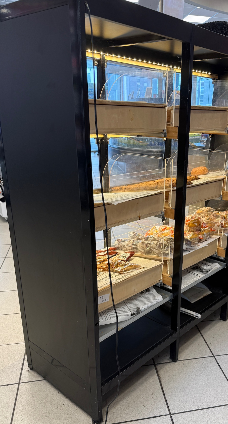 SELT / SOLD Bizzarri hillueining f. bakkelsi frá BVT 3