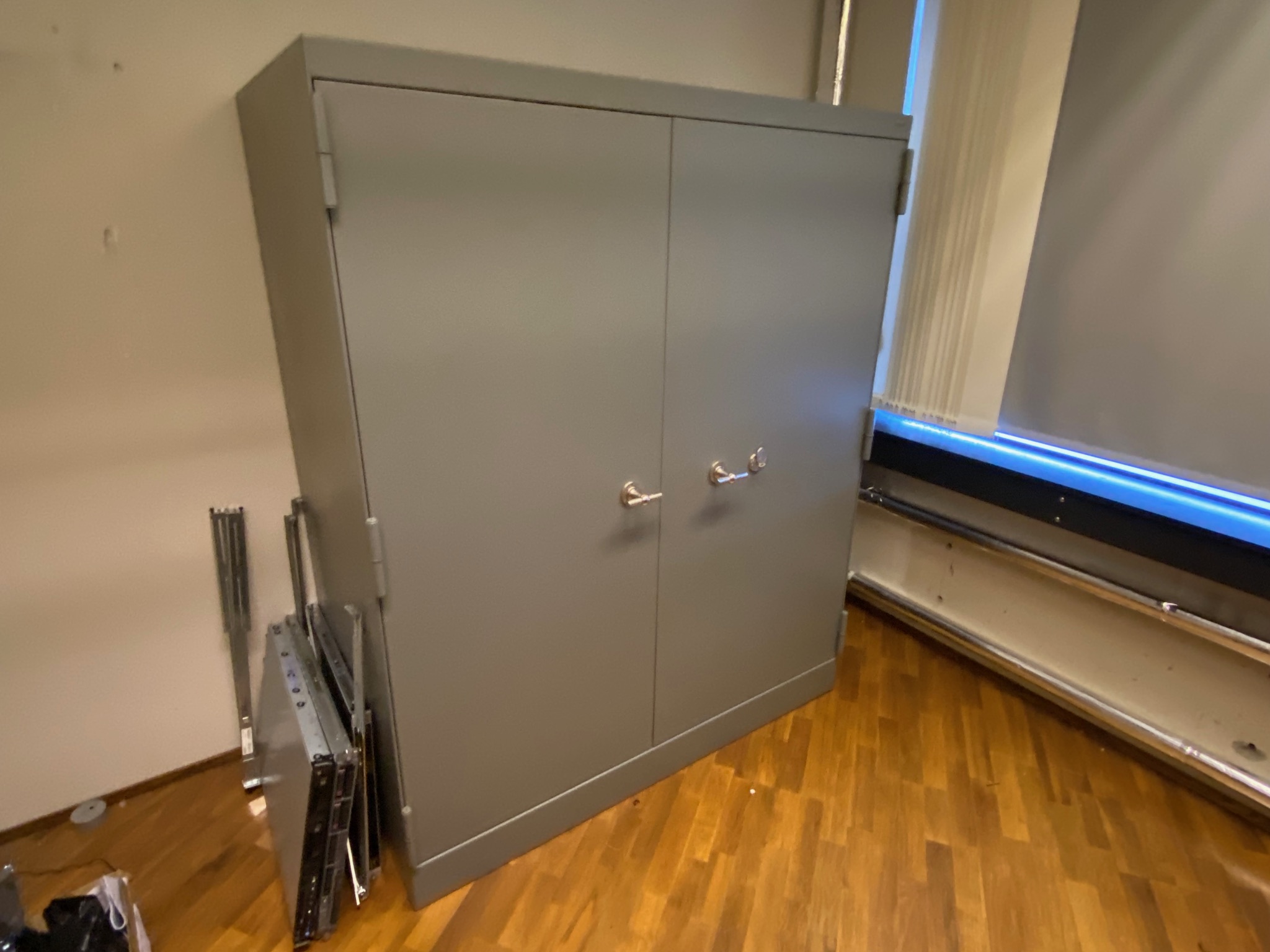SELT / SOLD Alvöru - Rosengrens byssuskápur - verðmætaskápur, H183;x B149