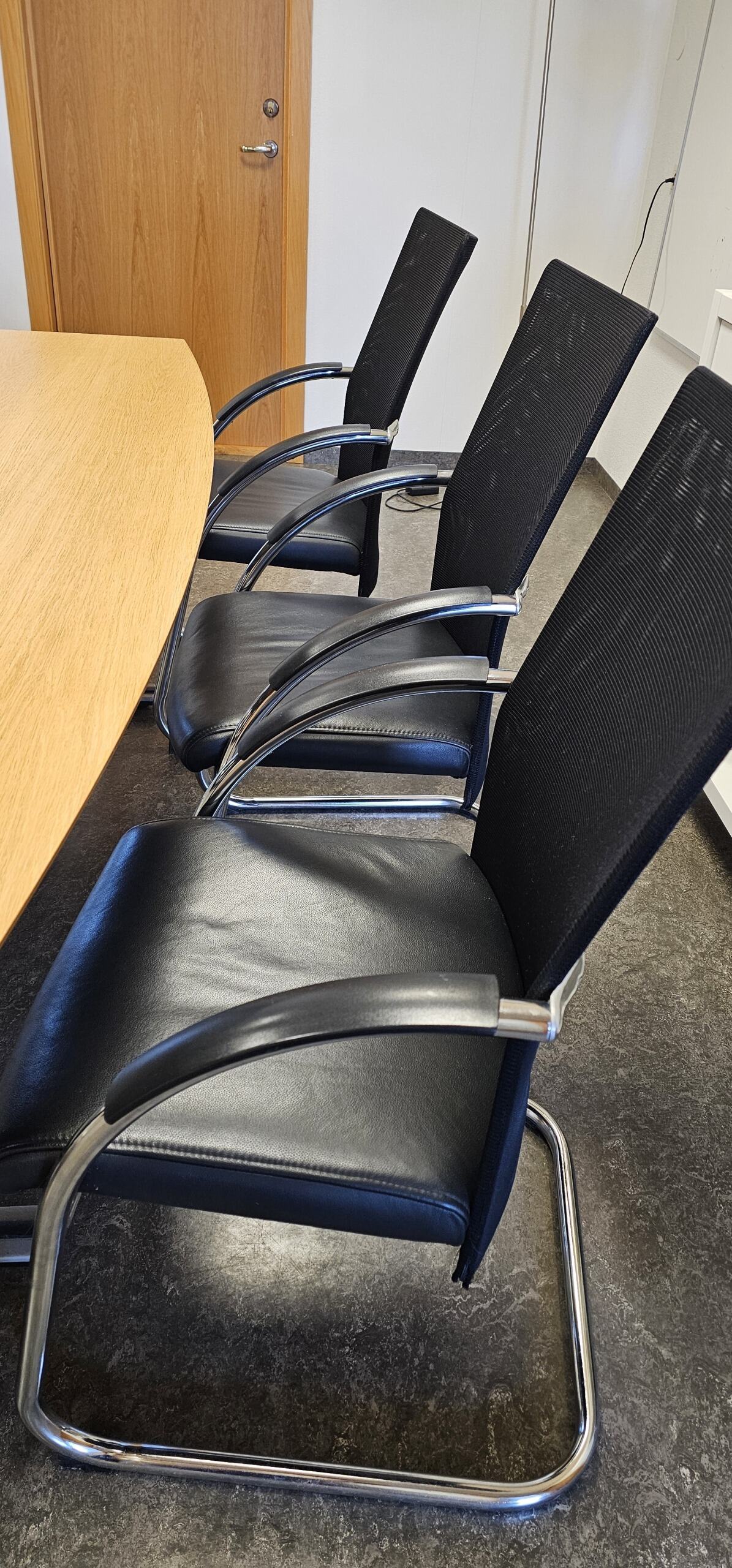 SELT / SOLD Innx fundarstólar með leðursetu og netbaki (6 stk.). 2