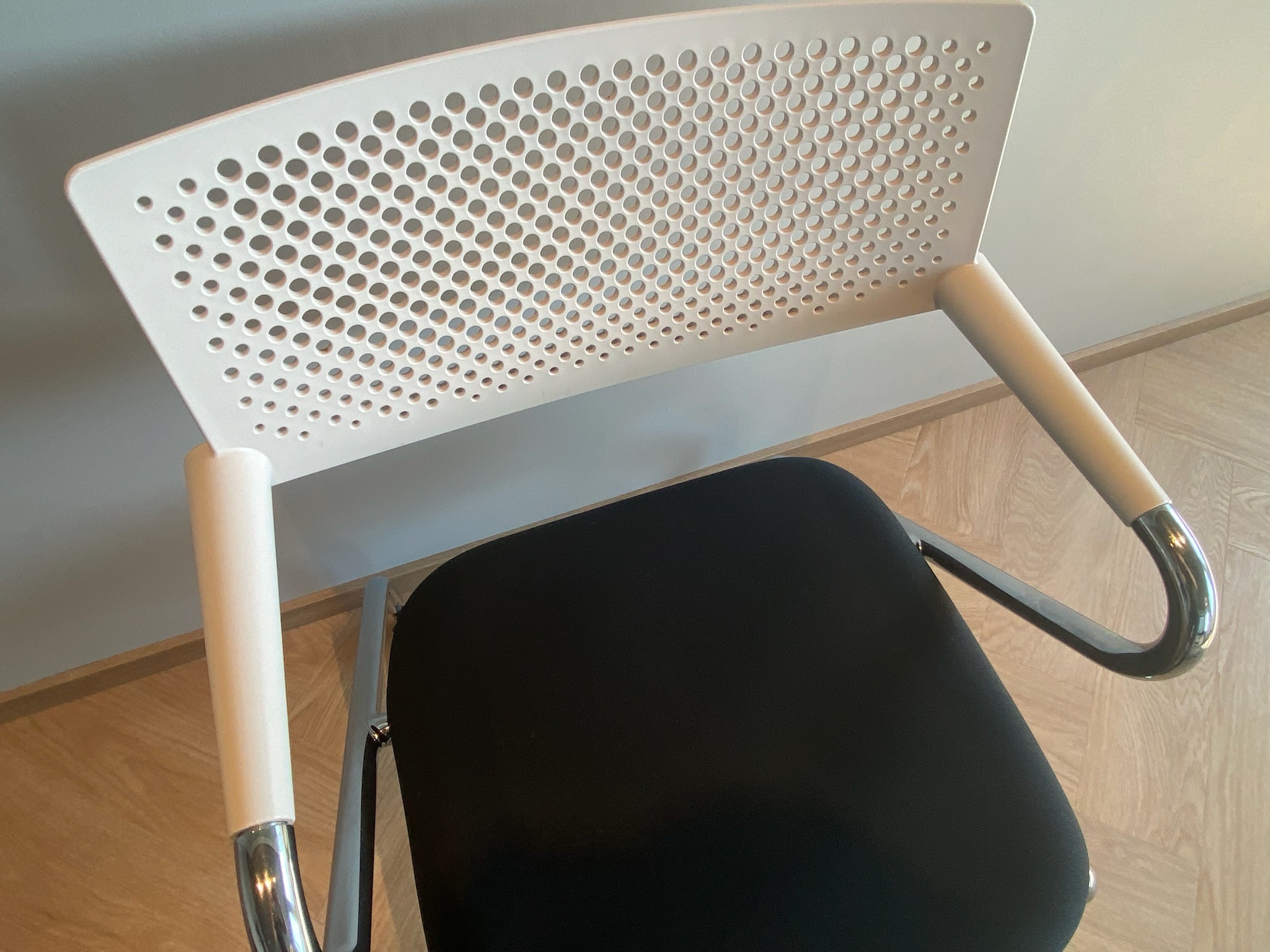 SELT / SOLD Vitra fundarstólar á hjólum frá Pennanum 5