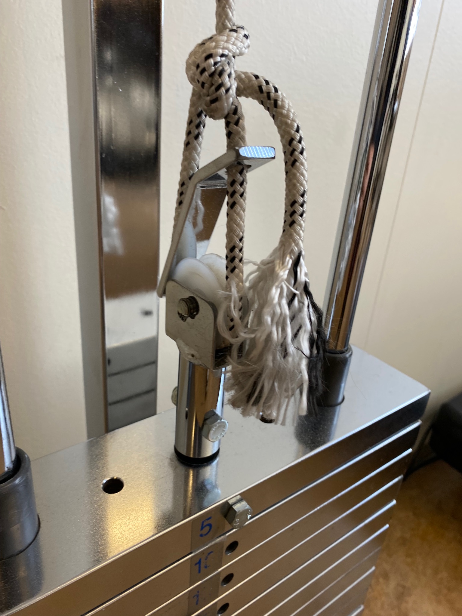 SELT / SOLD Niðurtog / Lat Pulldown 4