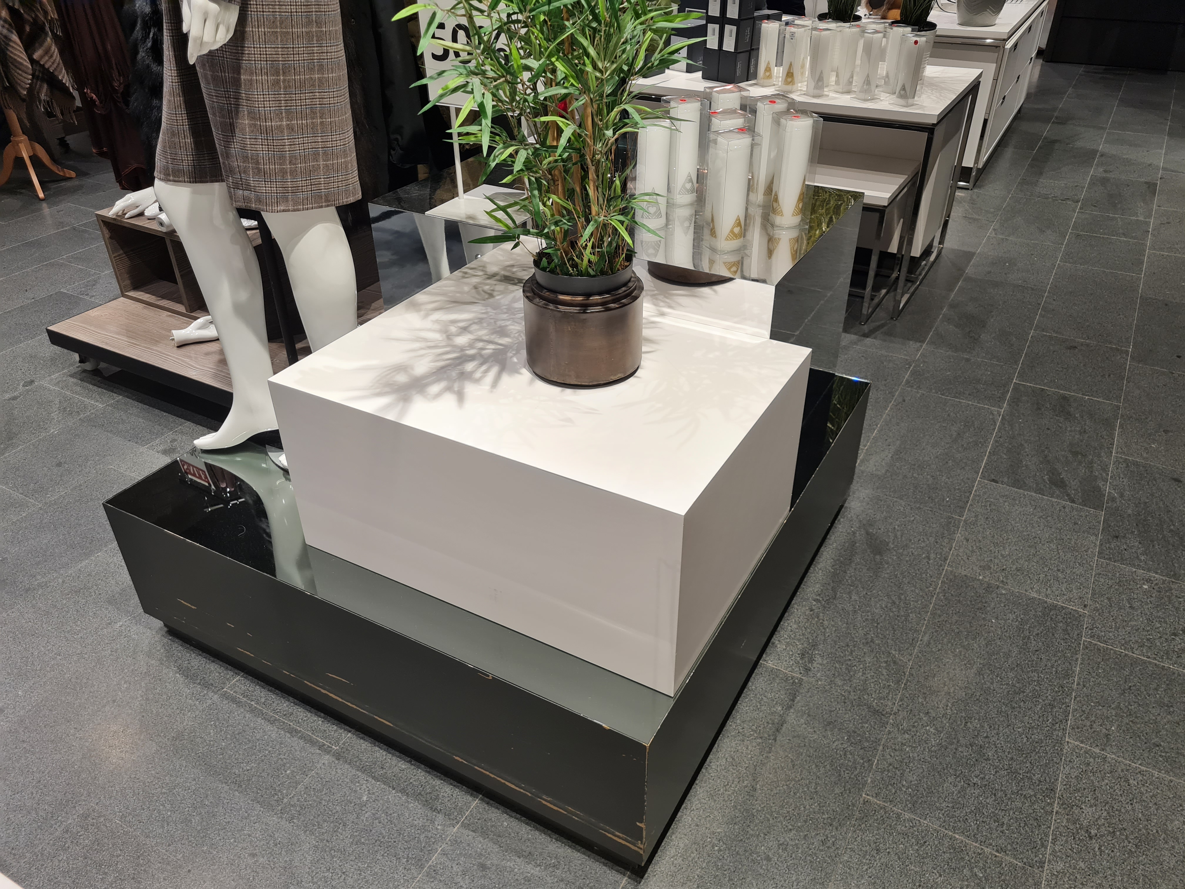 SELT / SOLD Vönduð verslunareyja 2