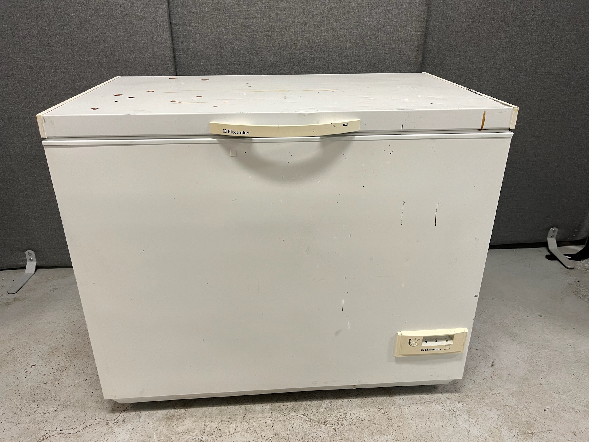 SELT / SOLD Electrolux frystikista, B105 x D62 x D88 sm.