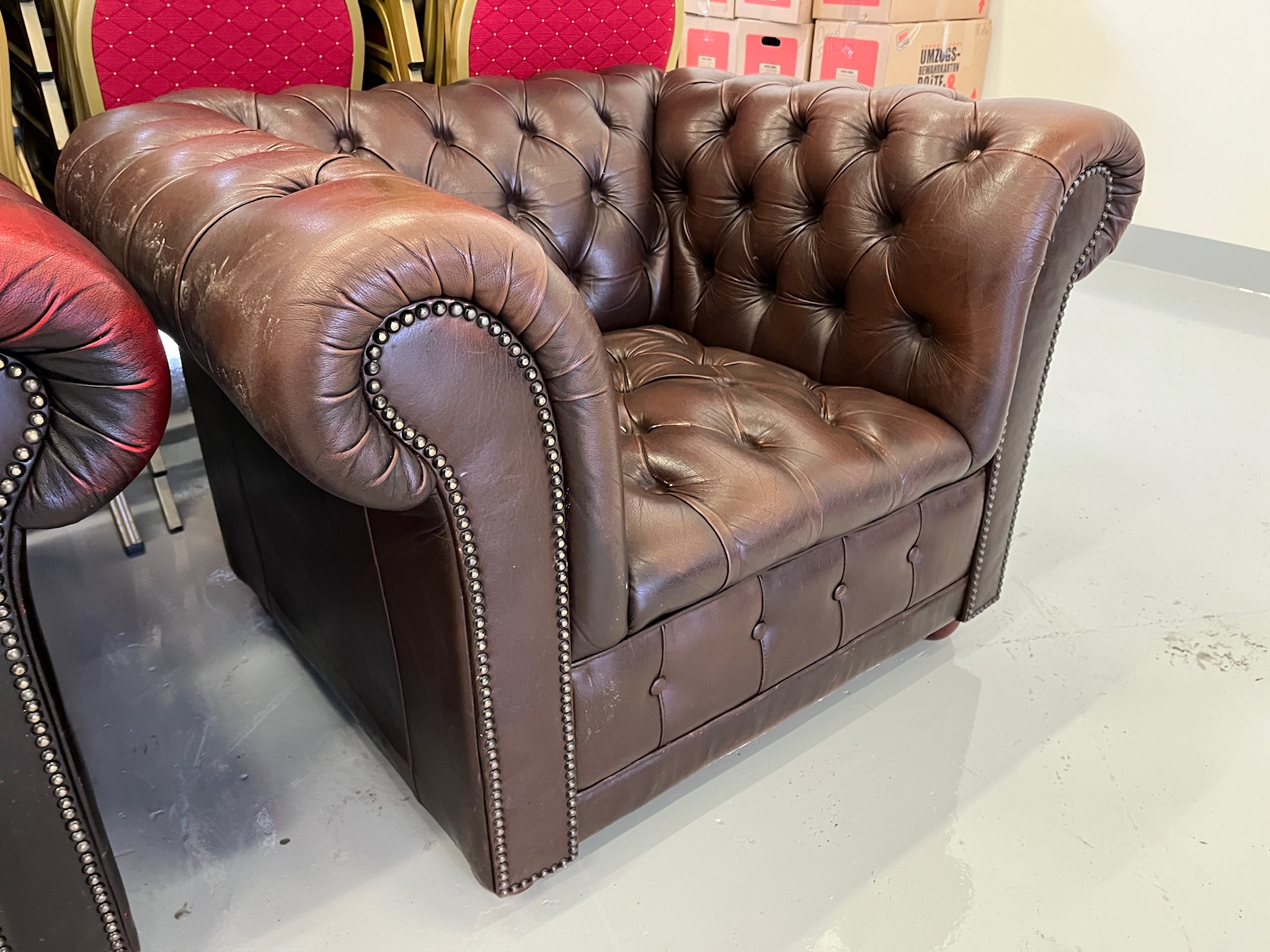 SELT / SOLD - Chesterfield leðurssófasett, 2+1+1, B98 x D81 sm. 2