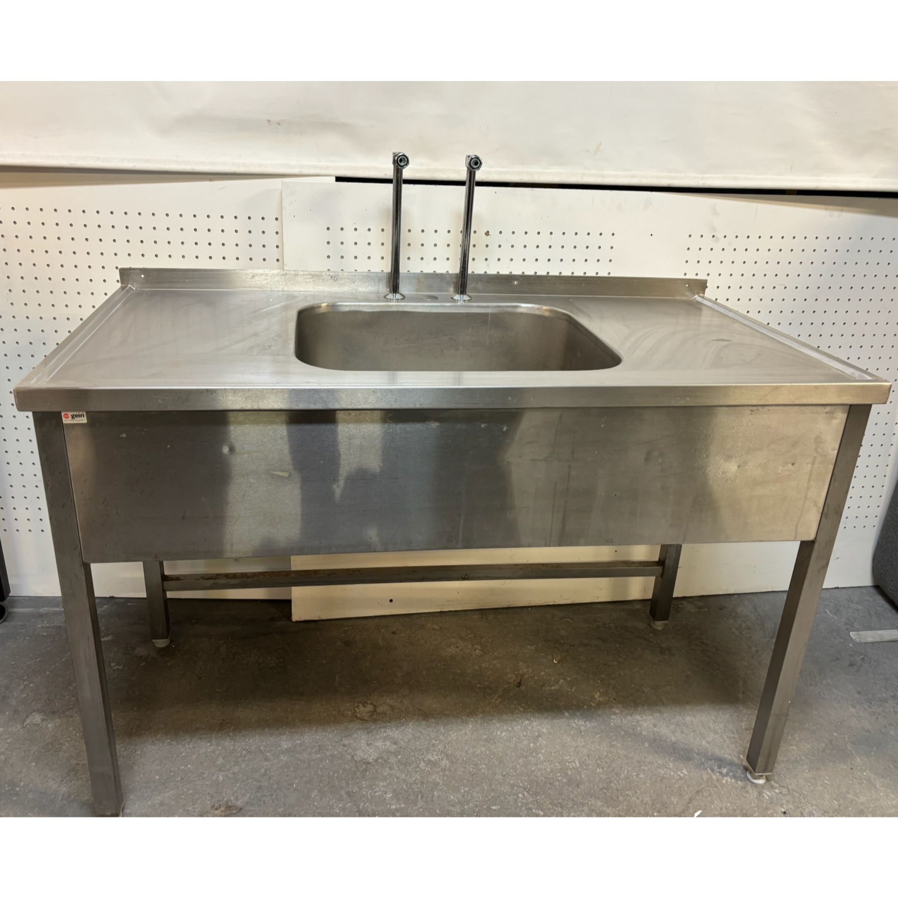 SELT / SOLD Stálborð með vask, B140xD70xH90sm.