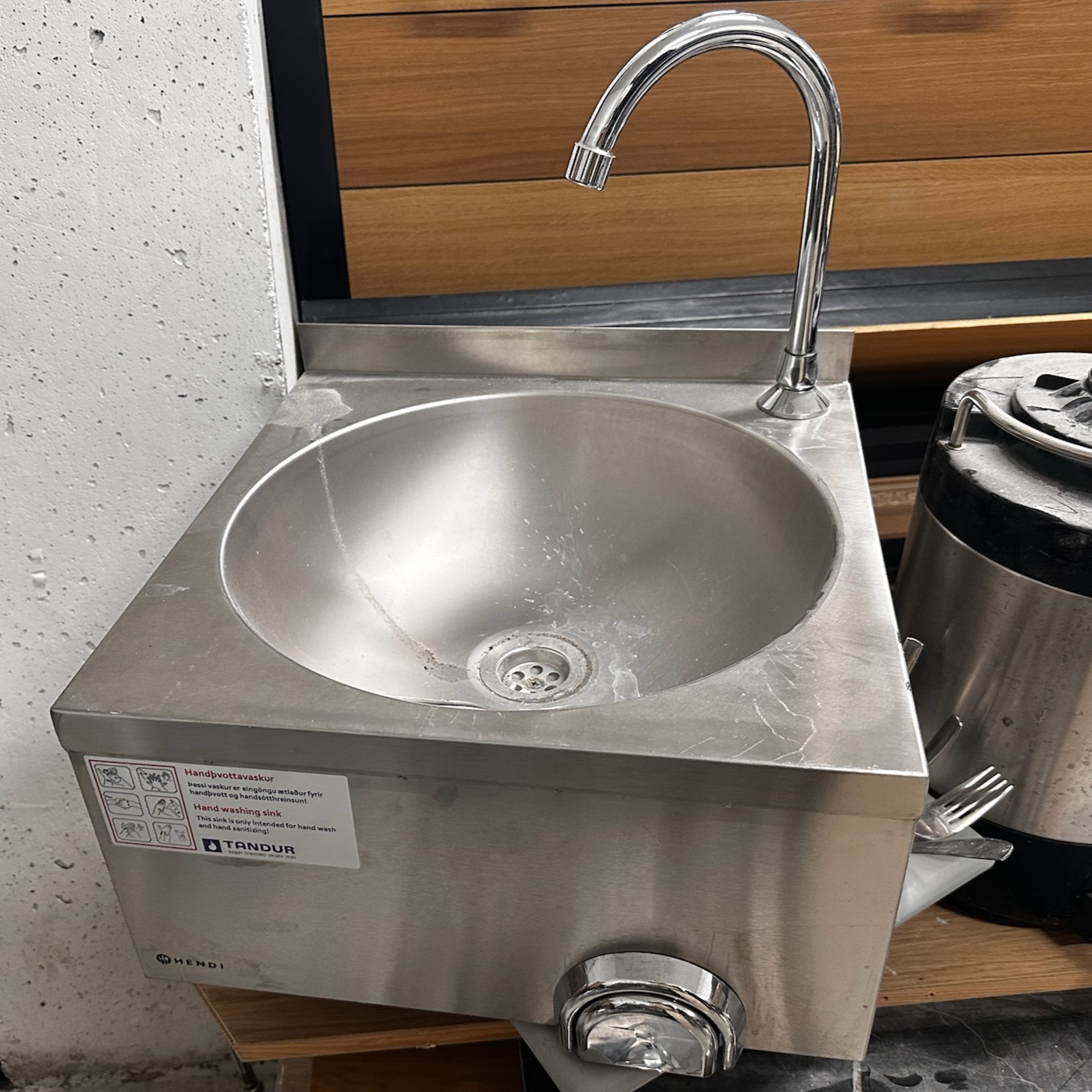 SELT / SOLD Hendi stálhandlaug m. hnéhnappi frá Verslunartækni