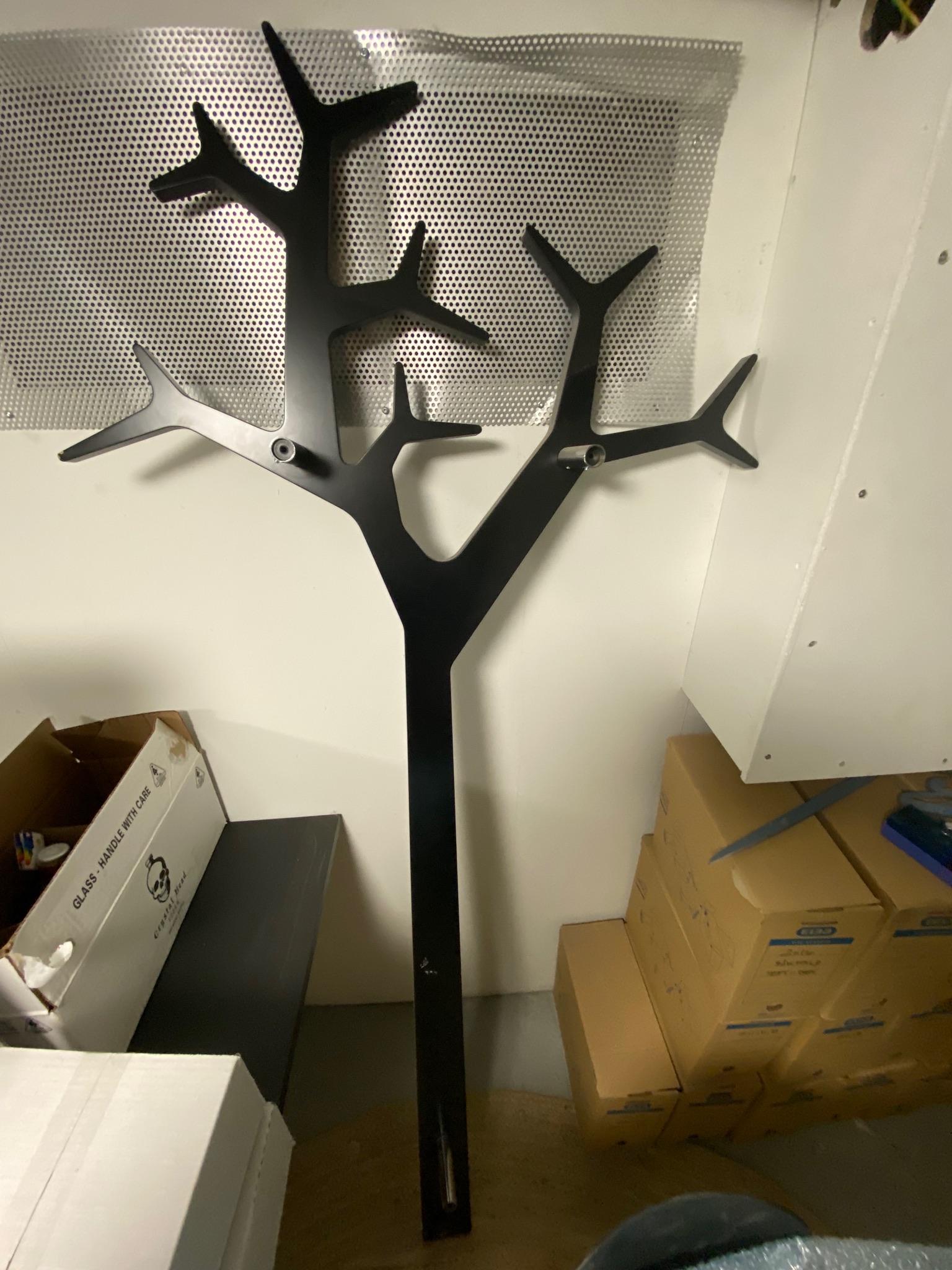 SELT / SOLD - Fatahengi Tree Coat Vegg, Svart frá Epal, H200sm. 4