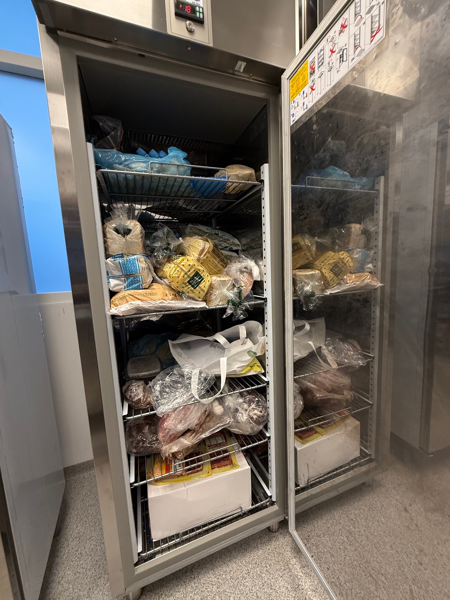 SELT / SOLD Zanussi kæliskápur – 670 L (2018) H206 x D83 x B71 sm. 3