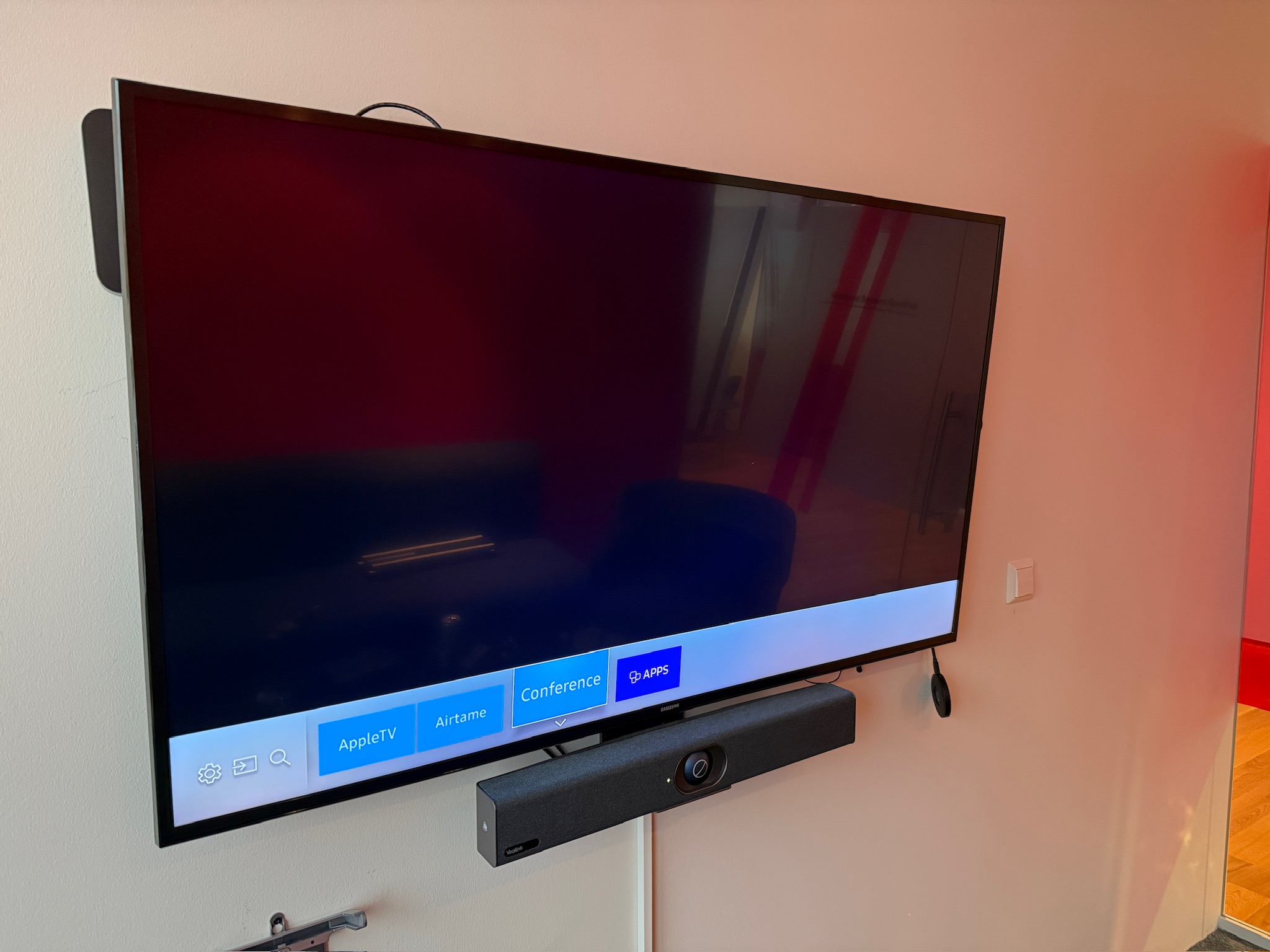 SELT / SOLD Samsung sjónvarp með veggfestingu, 4K Smart TV, 55'' 2