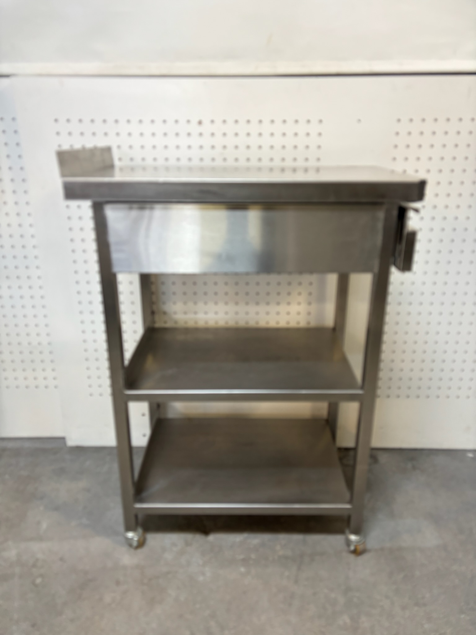 SELT / SOLD Ryðfrítt stálborð á hjólum 2