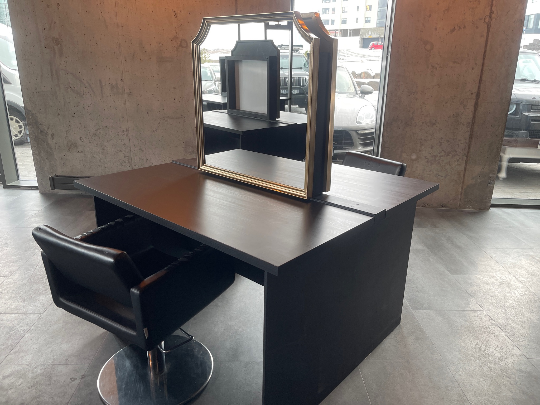 SELT / SOLD Förðunarborð / hárgreiðsluborð, B130 x D140 H88,5 sm. 14