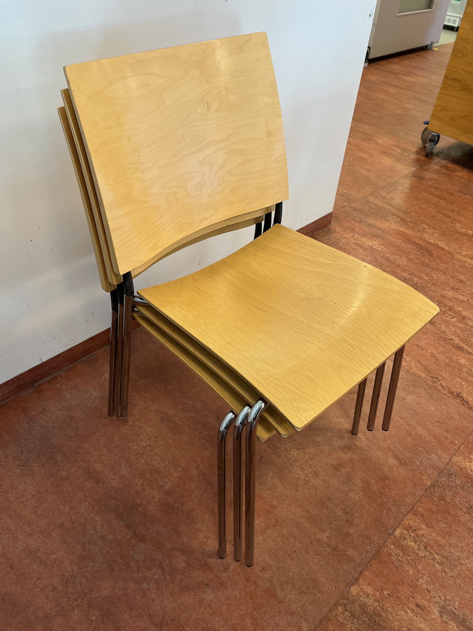 SELT / SOLD Sterkbyggðir sænskir eldhússtólar, staflanlegir 7