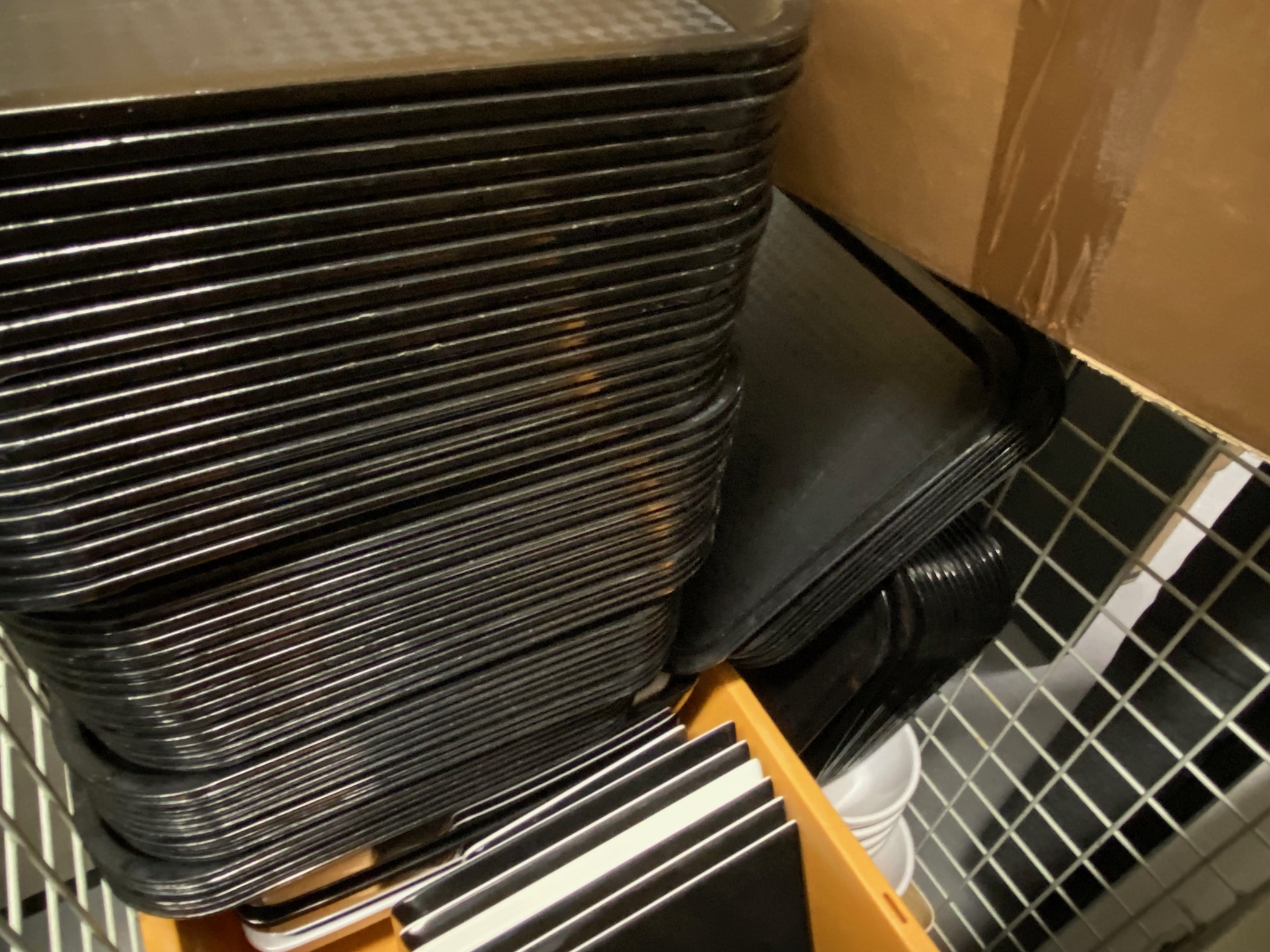 SELT / SOLD Plastbakkar svartir - B41 x D31 sm. (40 stk.) 3