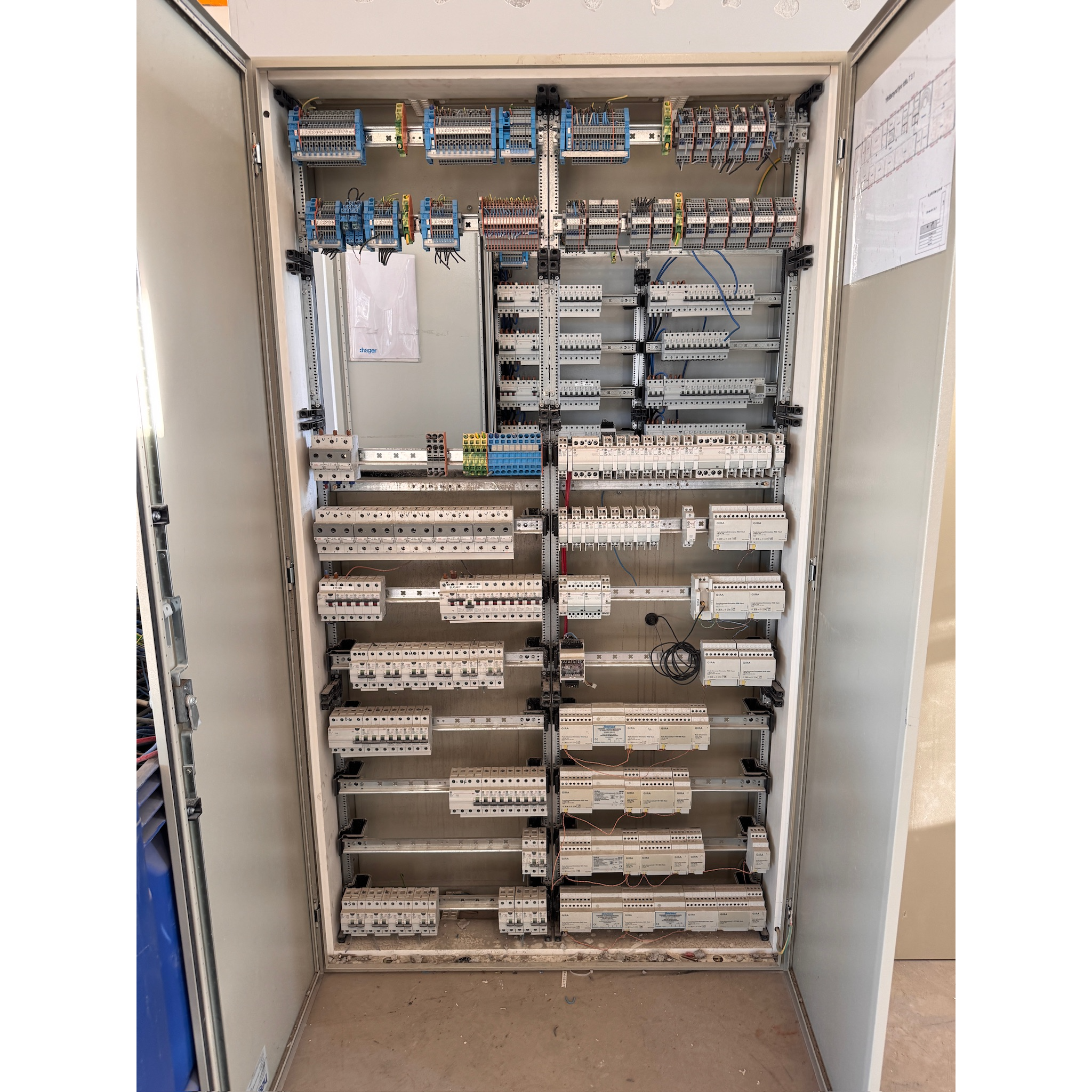 SELT / SOLD Hager rafmagnstafla, H185xB105xD28sm. 2