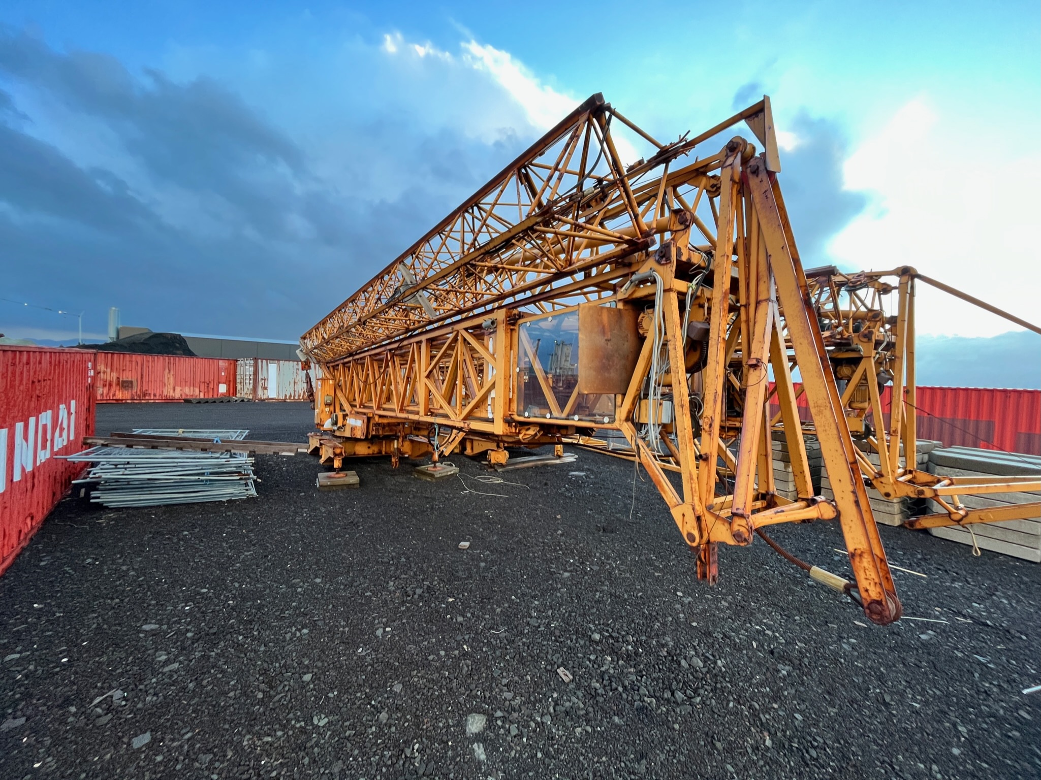 SELT / SOLD - Endurnýtt Liebherr byggingakrani 63K - AB 0234