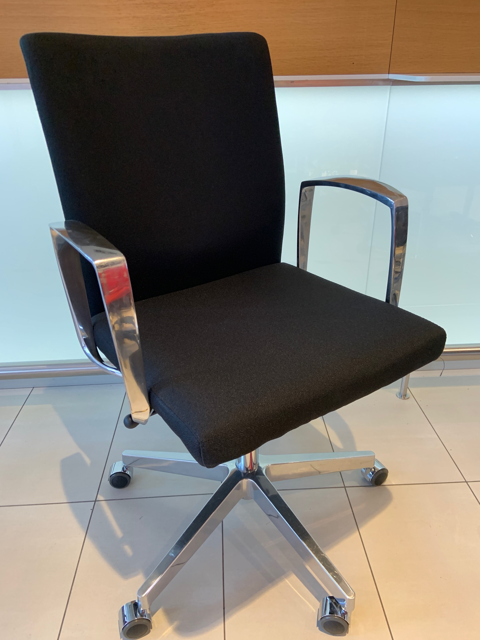 SELT / SOLD Fundarstólar Ísafold svart/gr/króm á hjólum