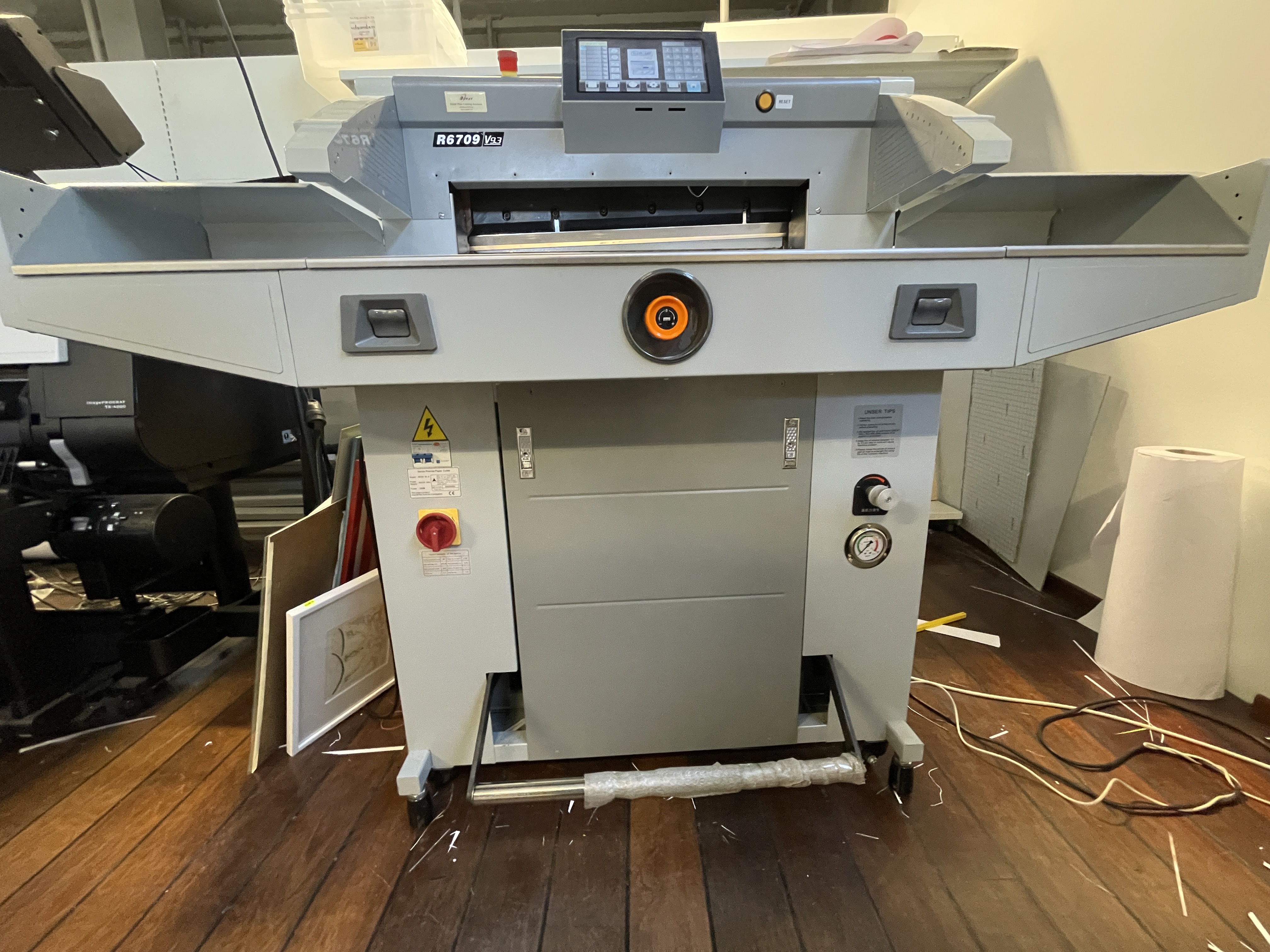SELT / SOLD Boway hnífur R6709, V9.3 pappirsskeri 8