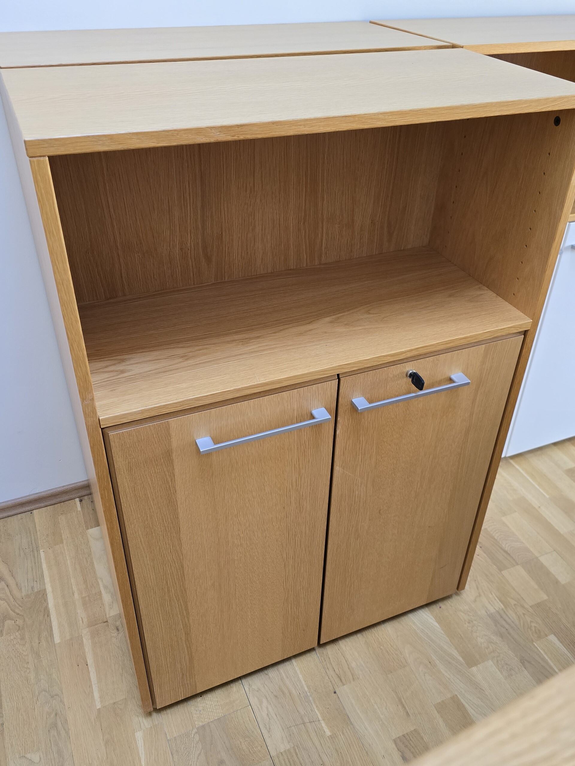 SELT / SOLD Innx skrifstofuskápur með læsingu, H120 x B80 x D35 sm.
