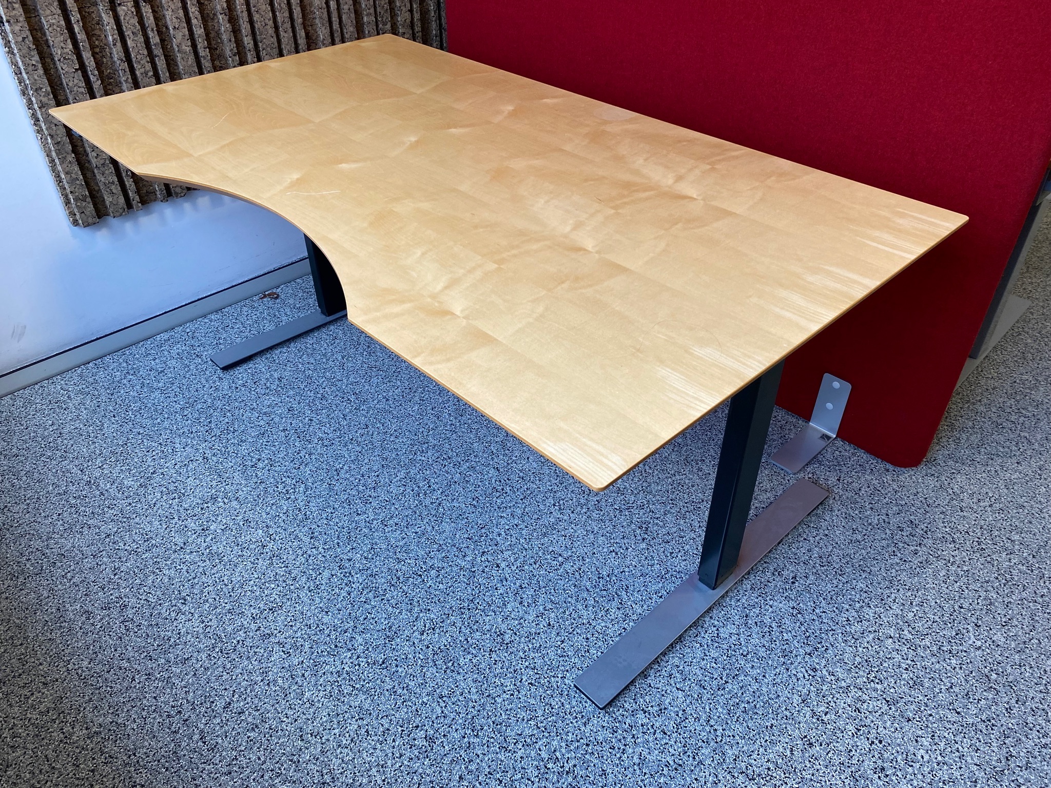 SELT / SOLD Dencon Delta rafmagnsborð frá Pennanum, B160 x D90 sm.