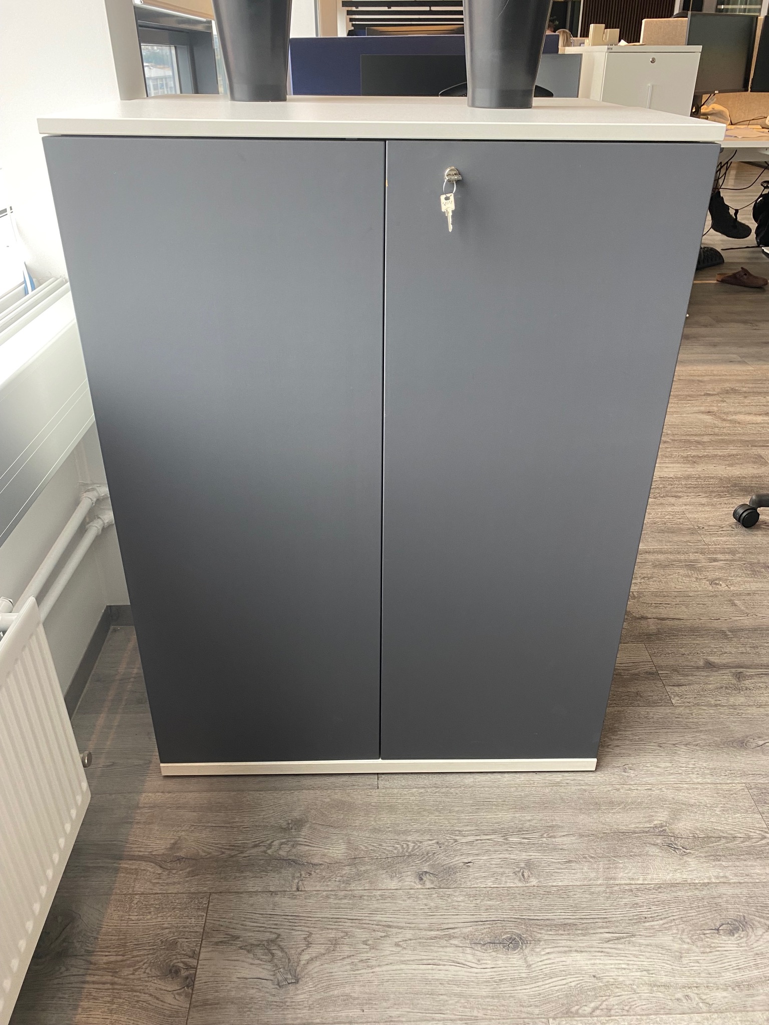 SELT / SOLD Skrifstofuskápur, hvítir/gráir frá ÁG, H109 x B80 x D34 sm